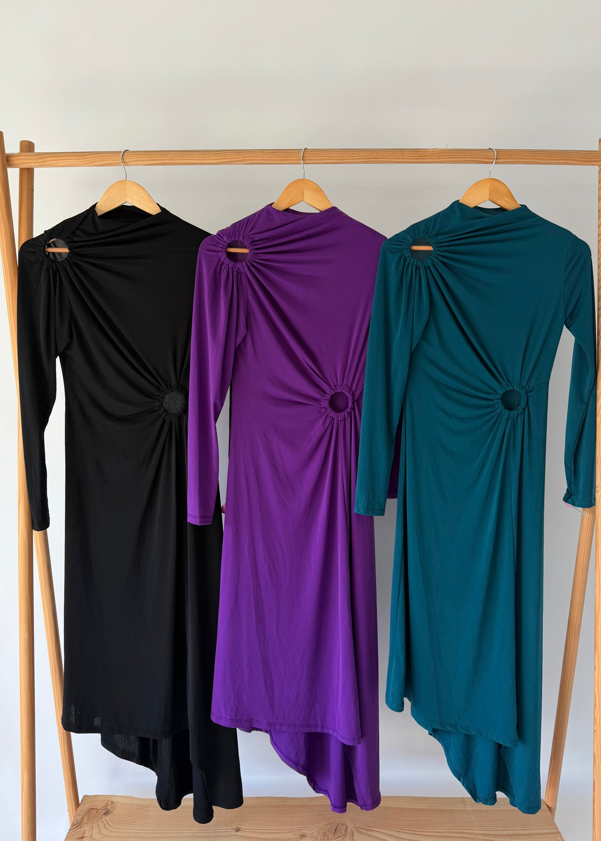 vestido com aberturas e assimetria kakau store