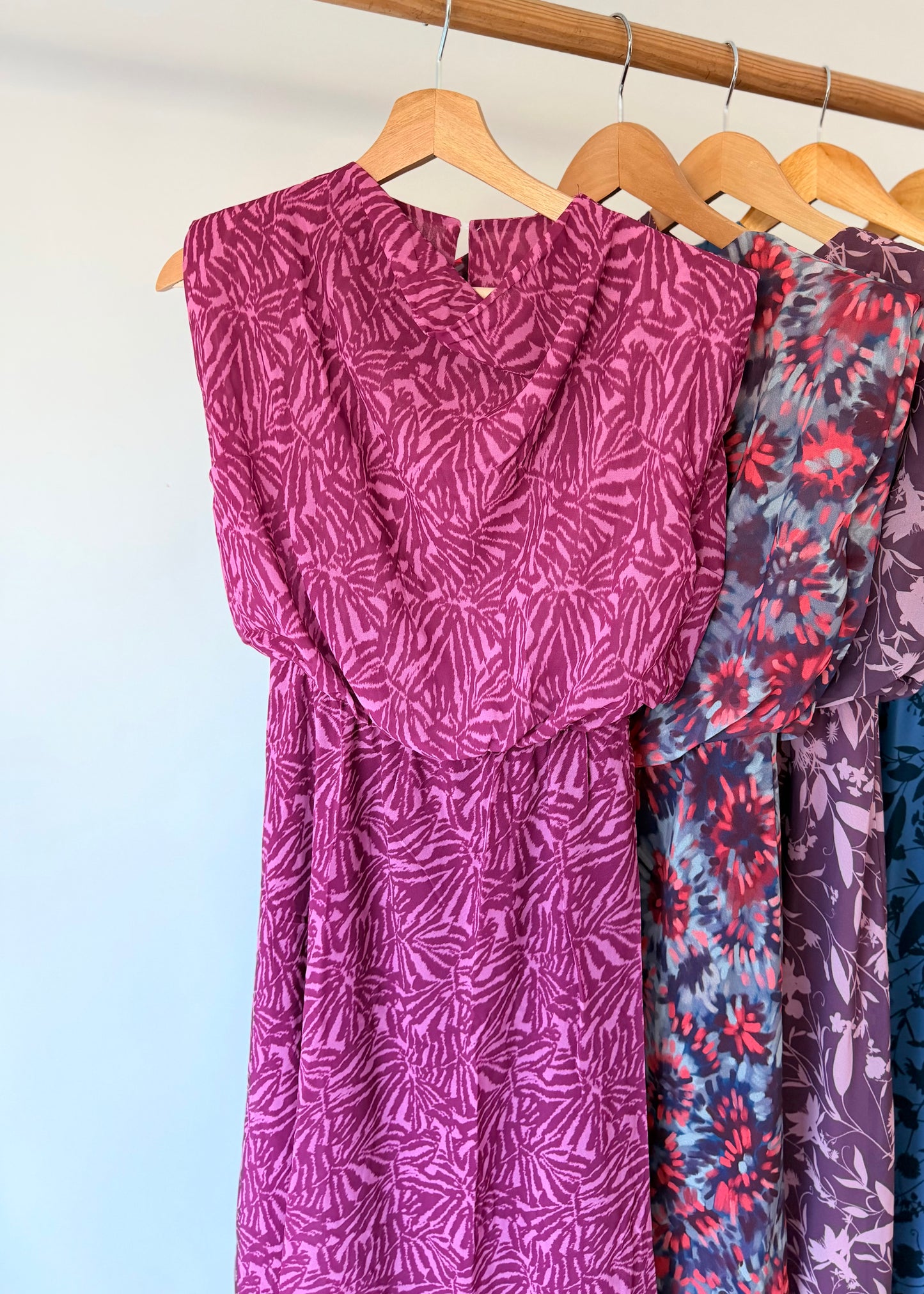 Vestido midi com decote drapeado