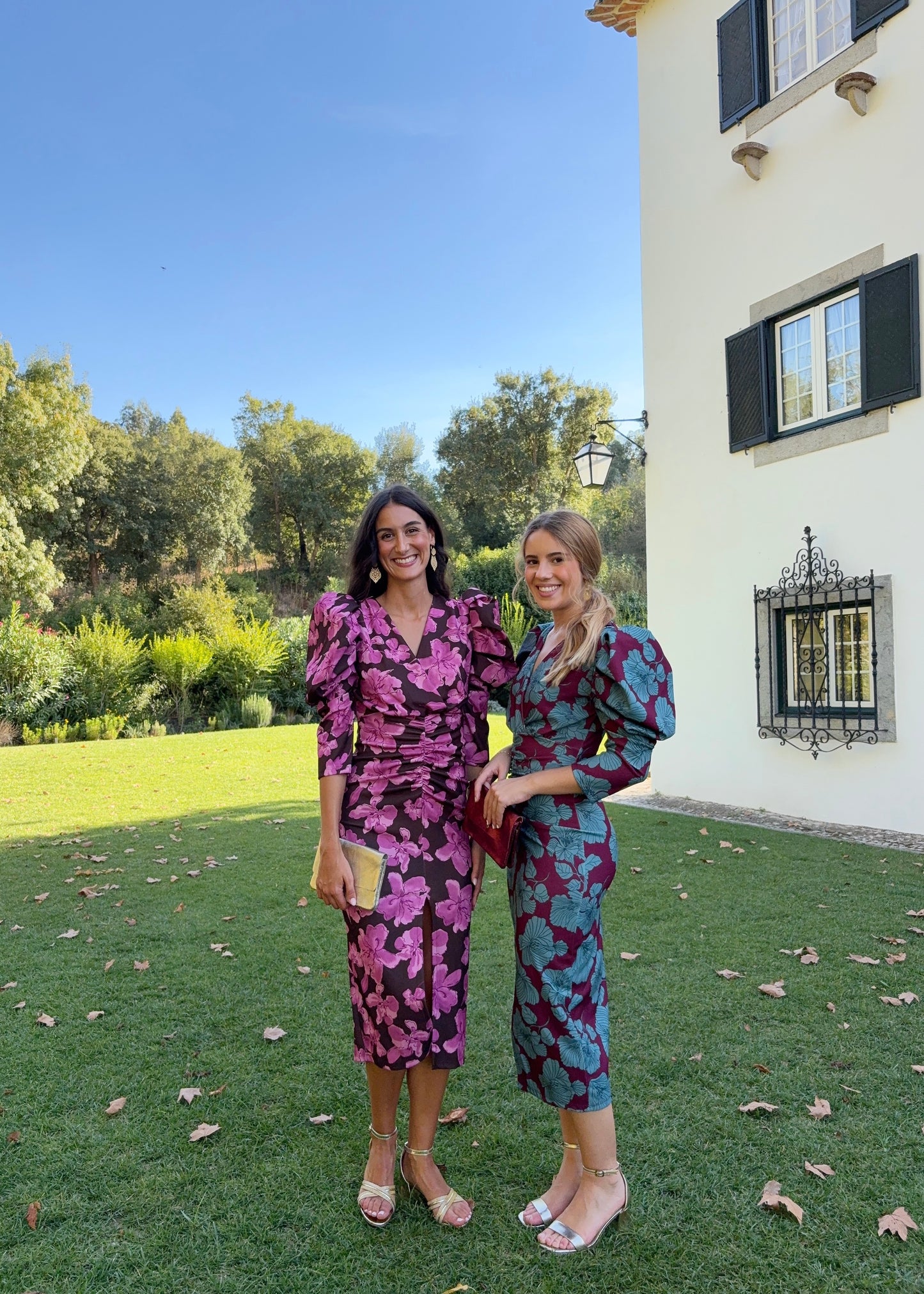 Vestido midi com mangas volumosas e franzidos