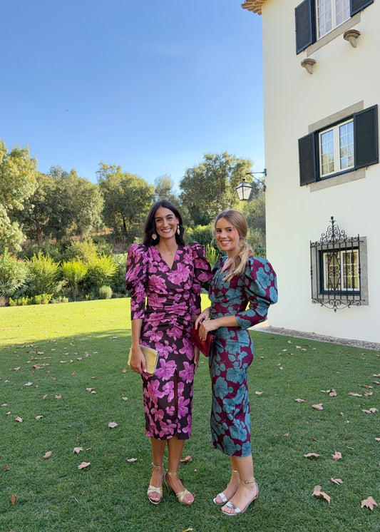 Vestido midi com mangas volumosas e franzidos