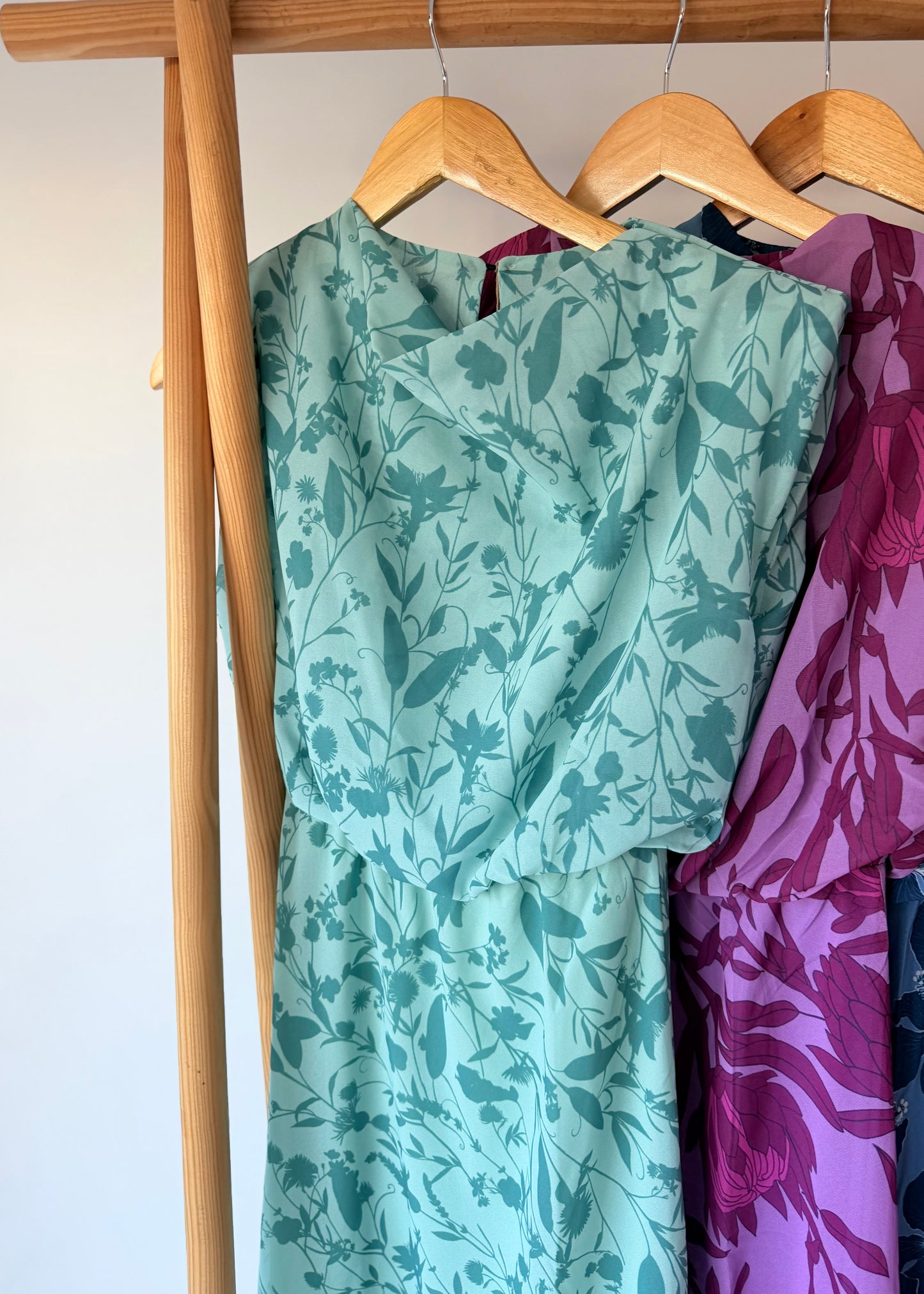 Vestido midi com decote drapeado