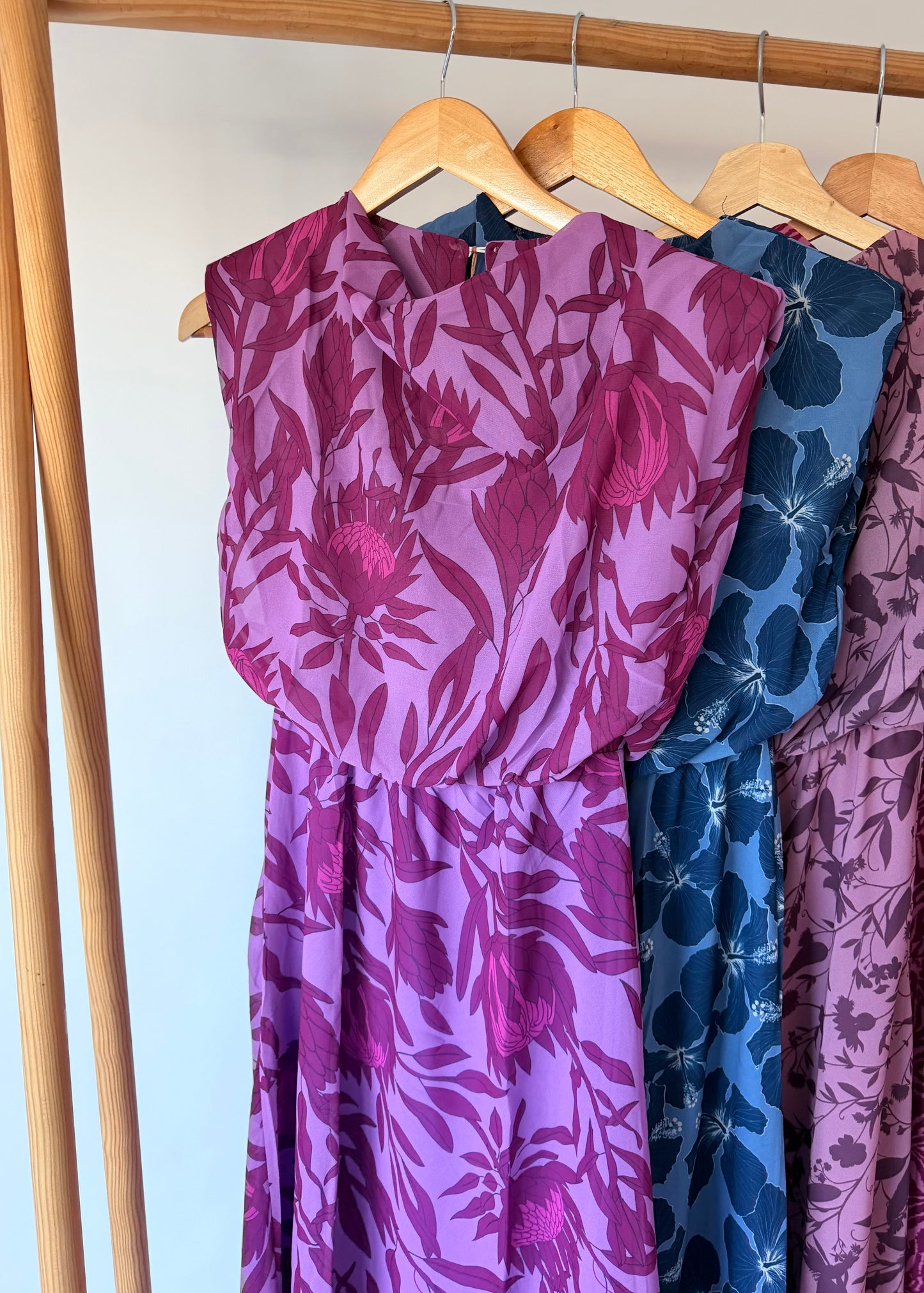 Vestido midi com decote drapeado