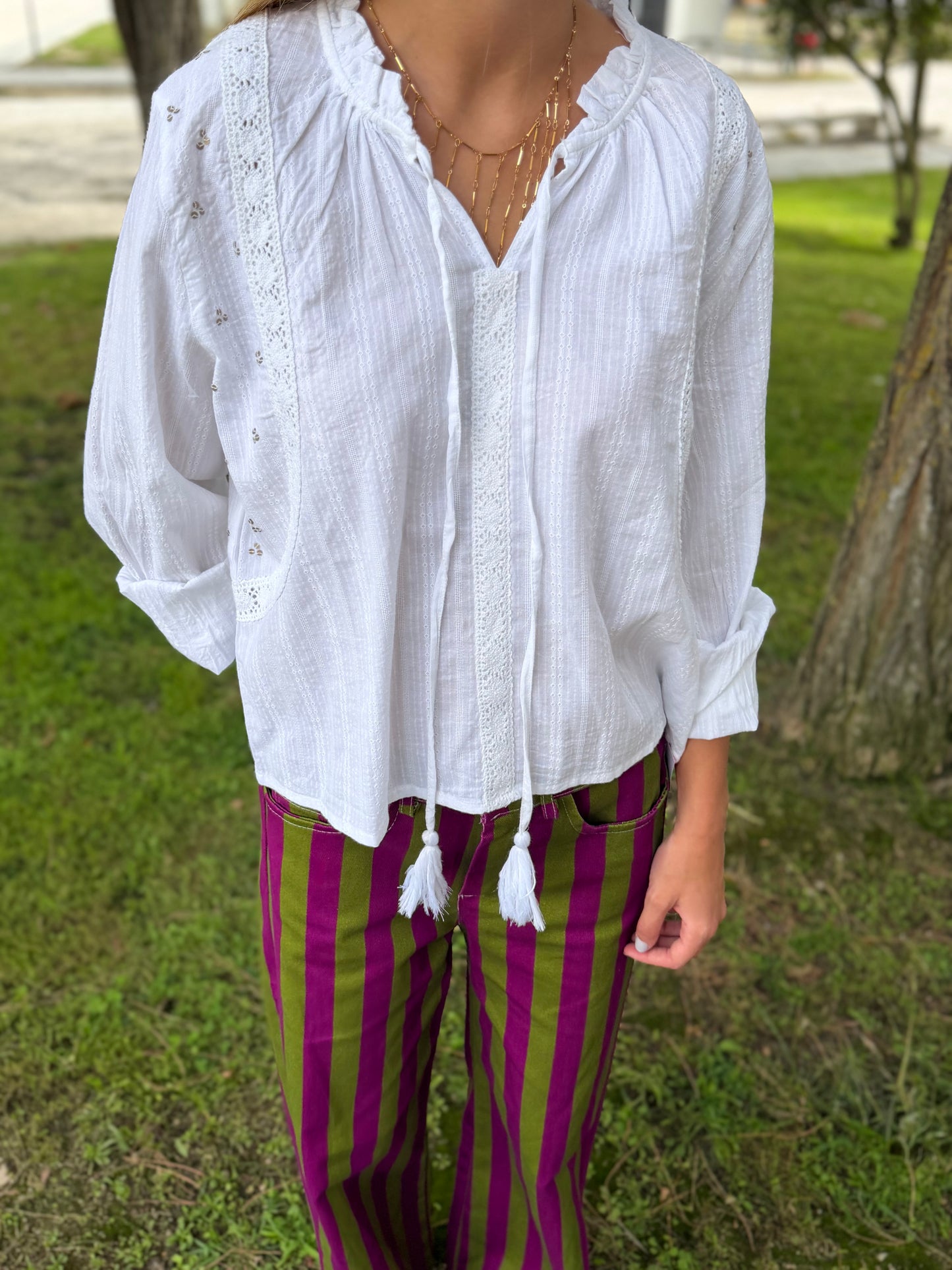 Blusa Branca com Detalhes