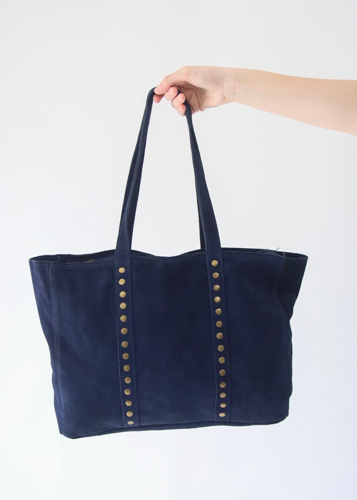 Mala de Ombro em Pele com Tachas e Fecho