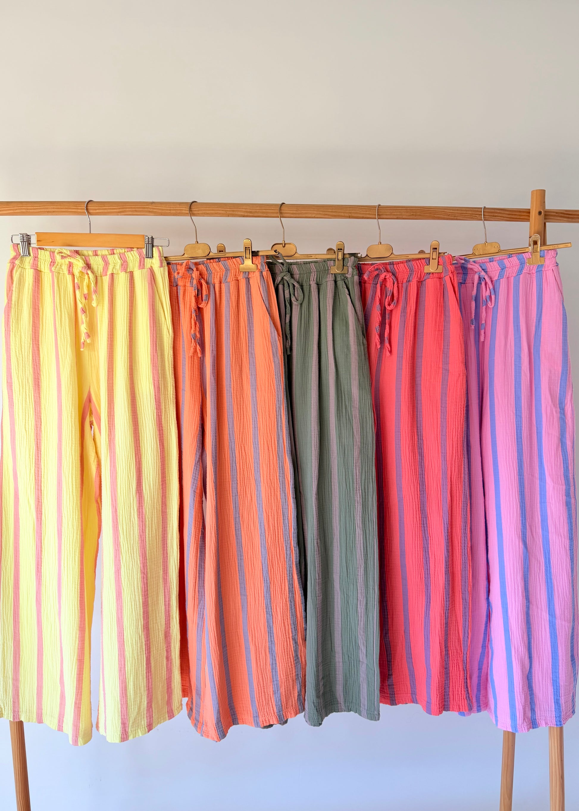 calcas femininas largas riscas kakau store