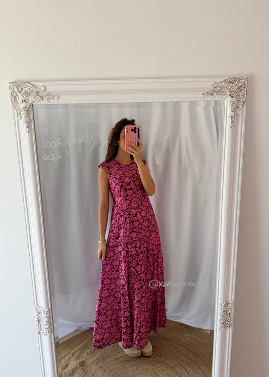 Vestido com padrão floral, decote redondo e corte fluido