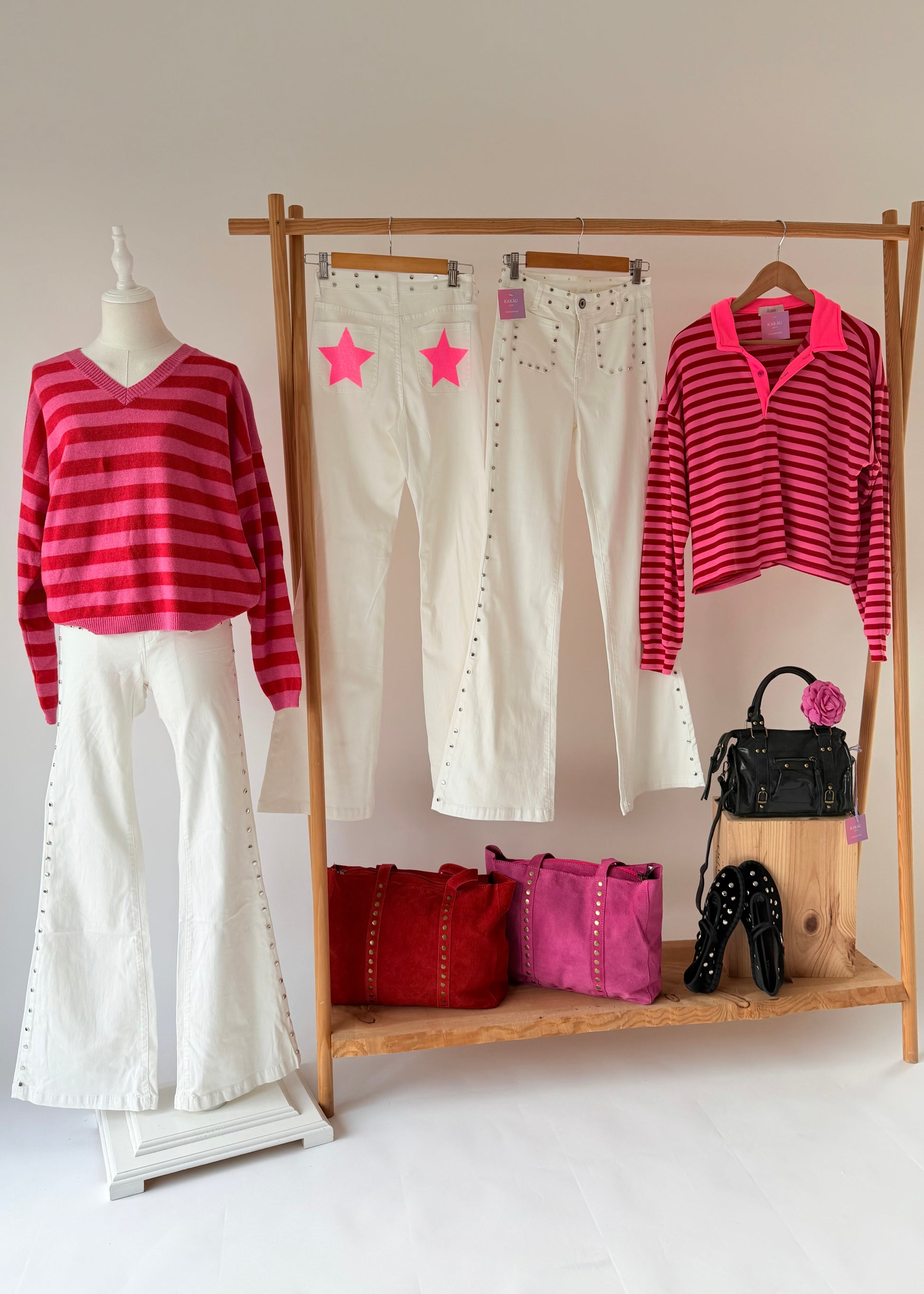 calcas de ganga brancas com tachas e estrelas rosa kakau store