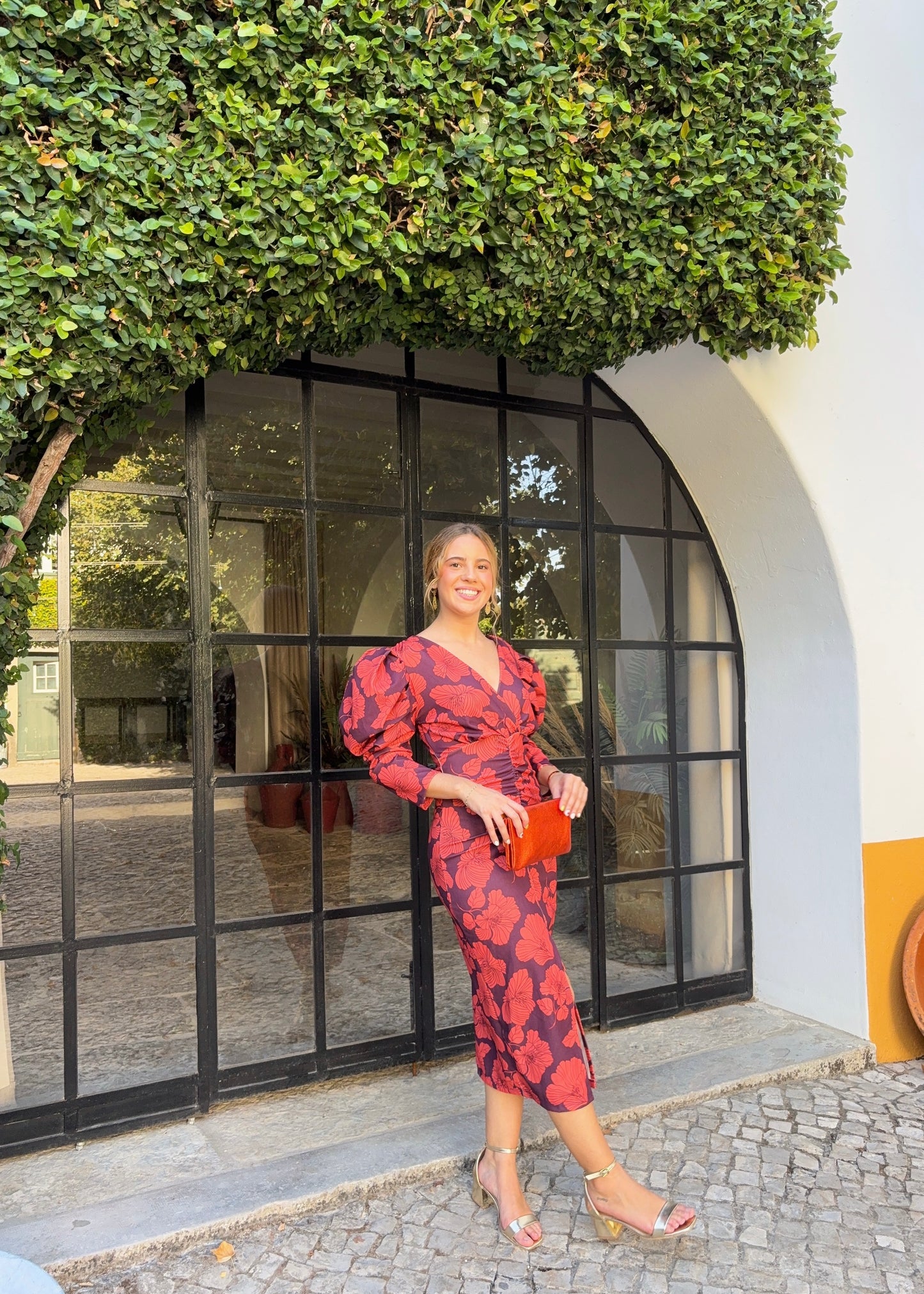 Vestido midi floral com mangas bufantes
