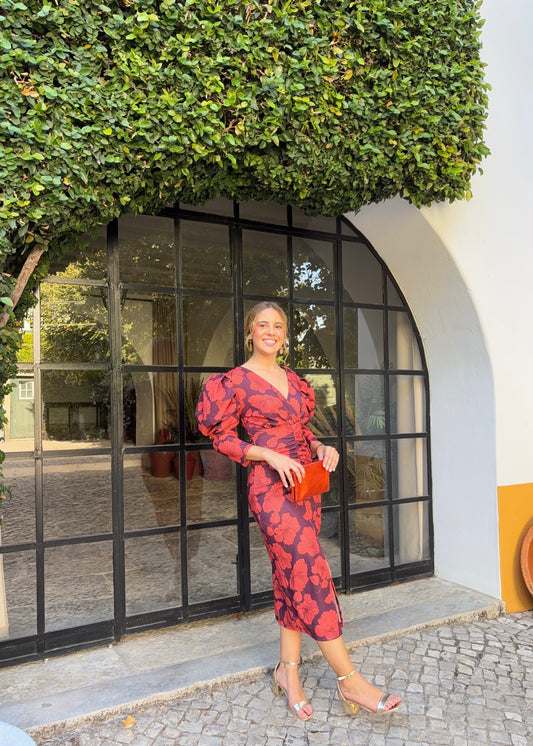 Vestido midi floral com mangas bufantes