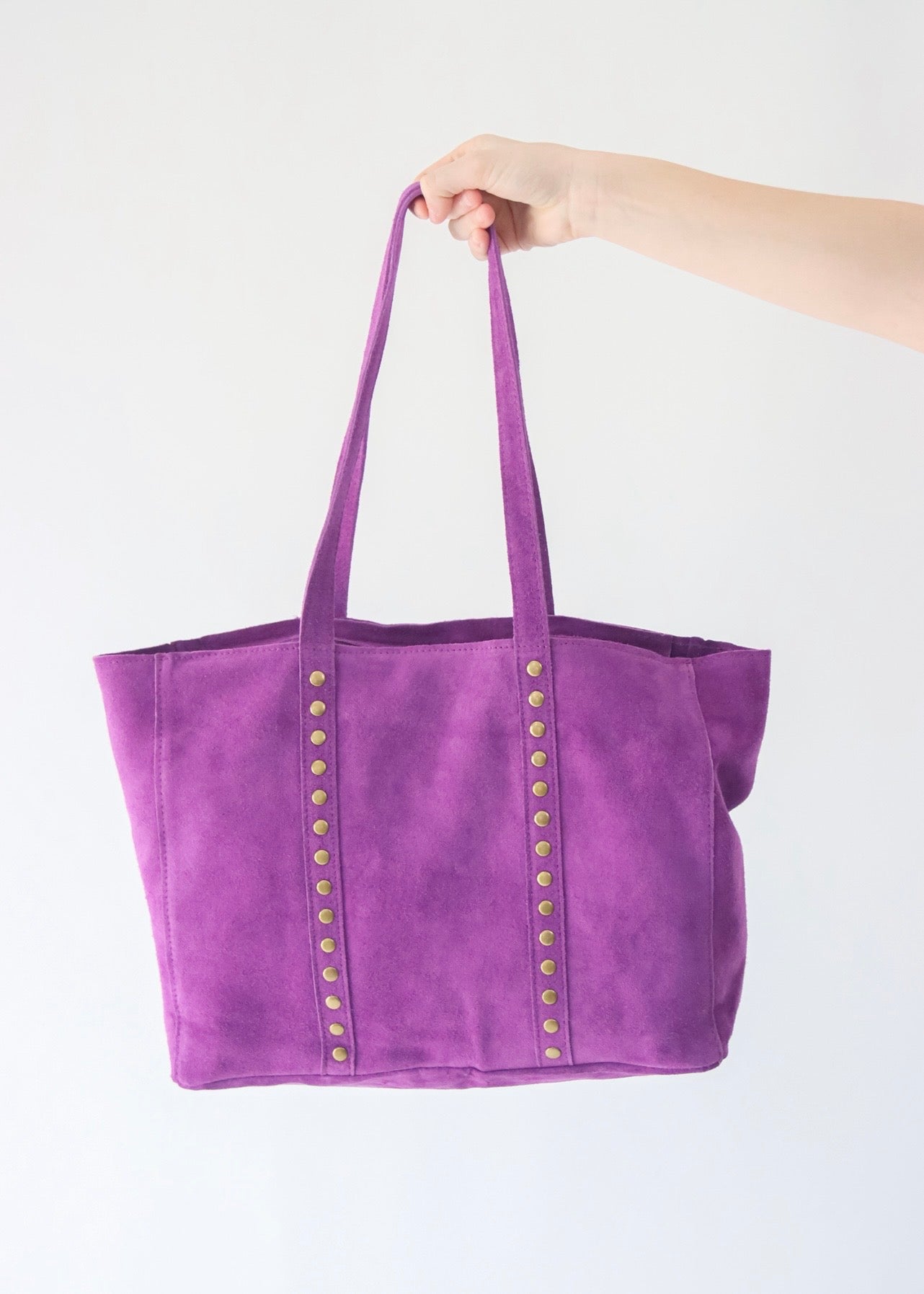 Mala de Ombro em Pele com Tachas e Fecho