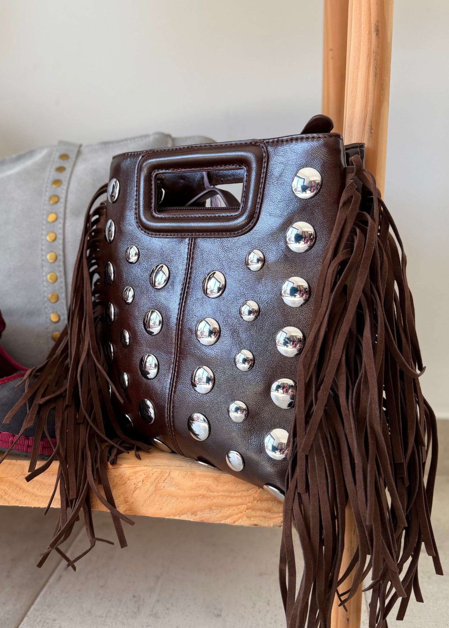 Mala com Tachas e Franjas