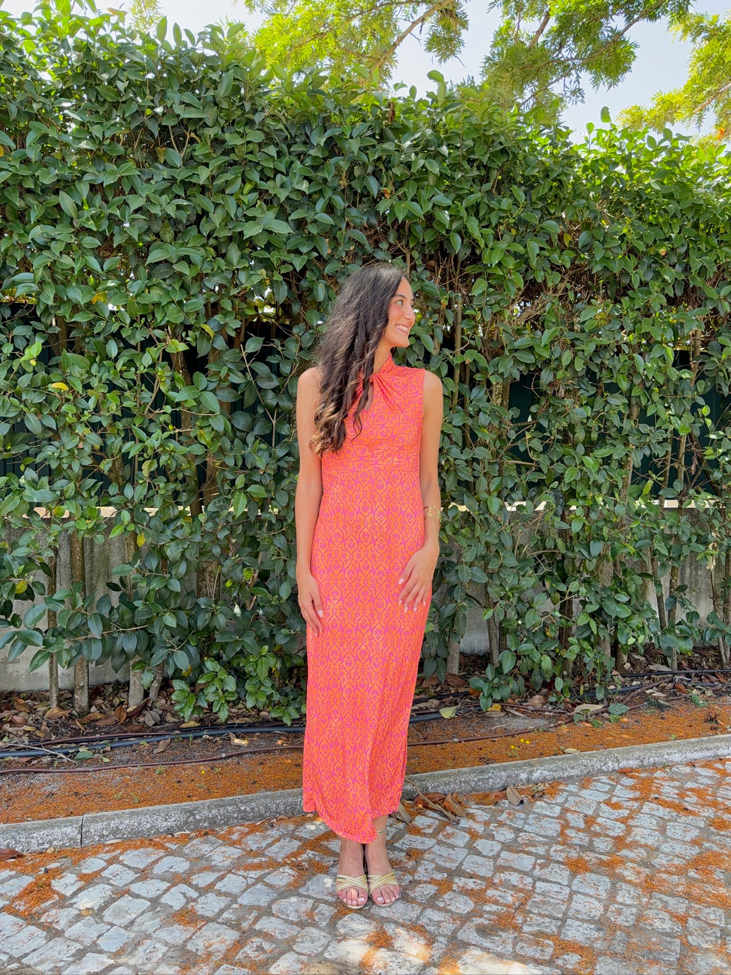 Vestido com Padrão e Decote Aberto