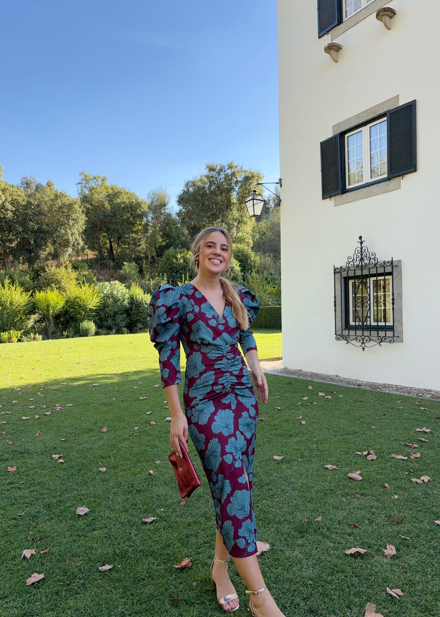 Vestido midi com mangas volumosas e franzidos