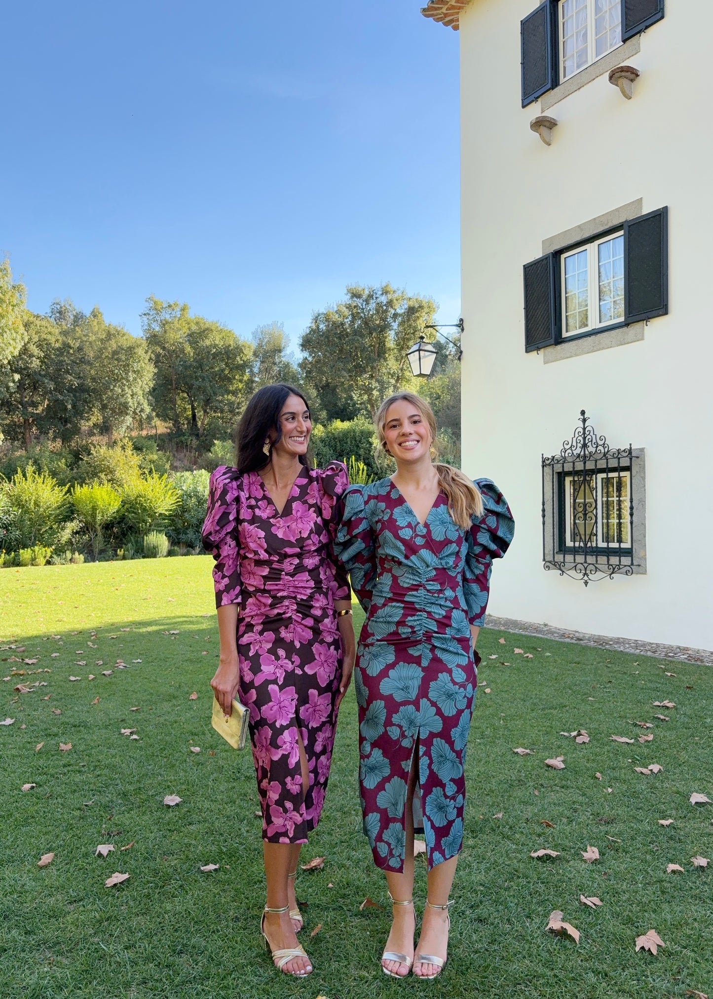 Vestido midi com mangas volumosas e franzidos