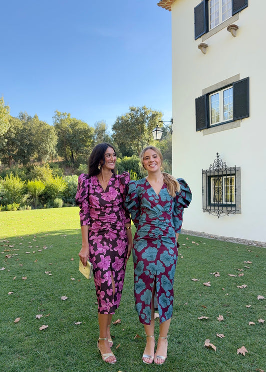 Vestido midi com mangas volumosas e franzidos