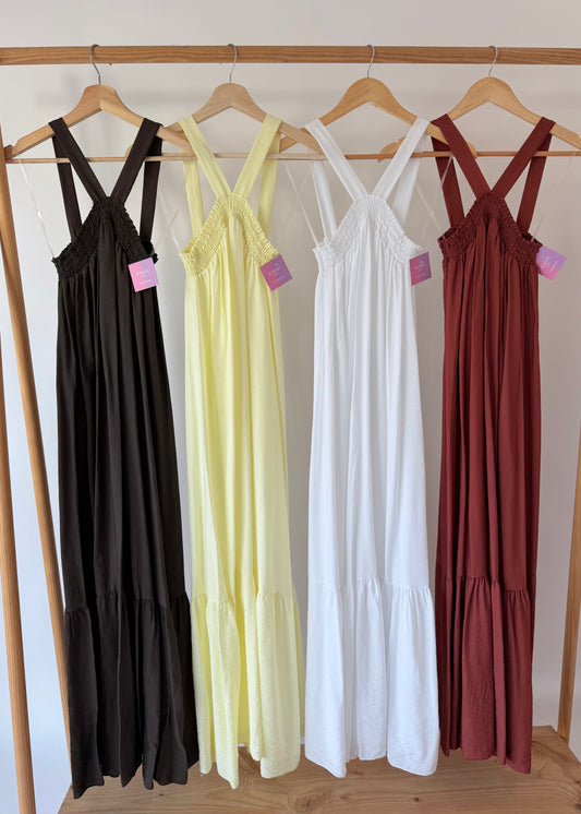 Vestido liso com corte fluido e estilo casual