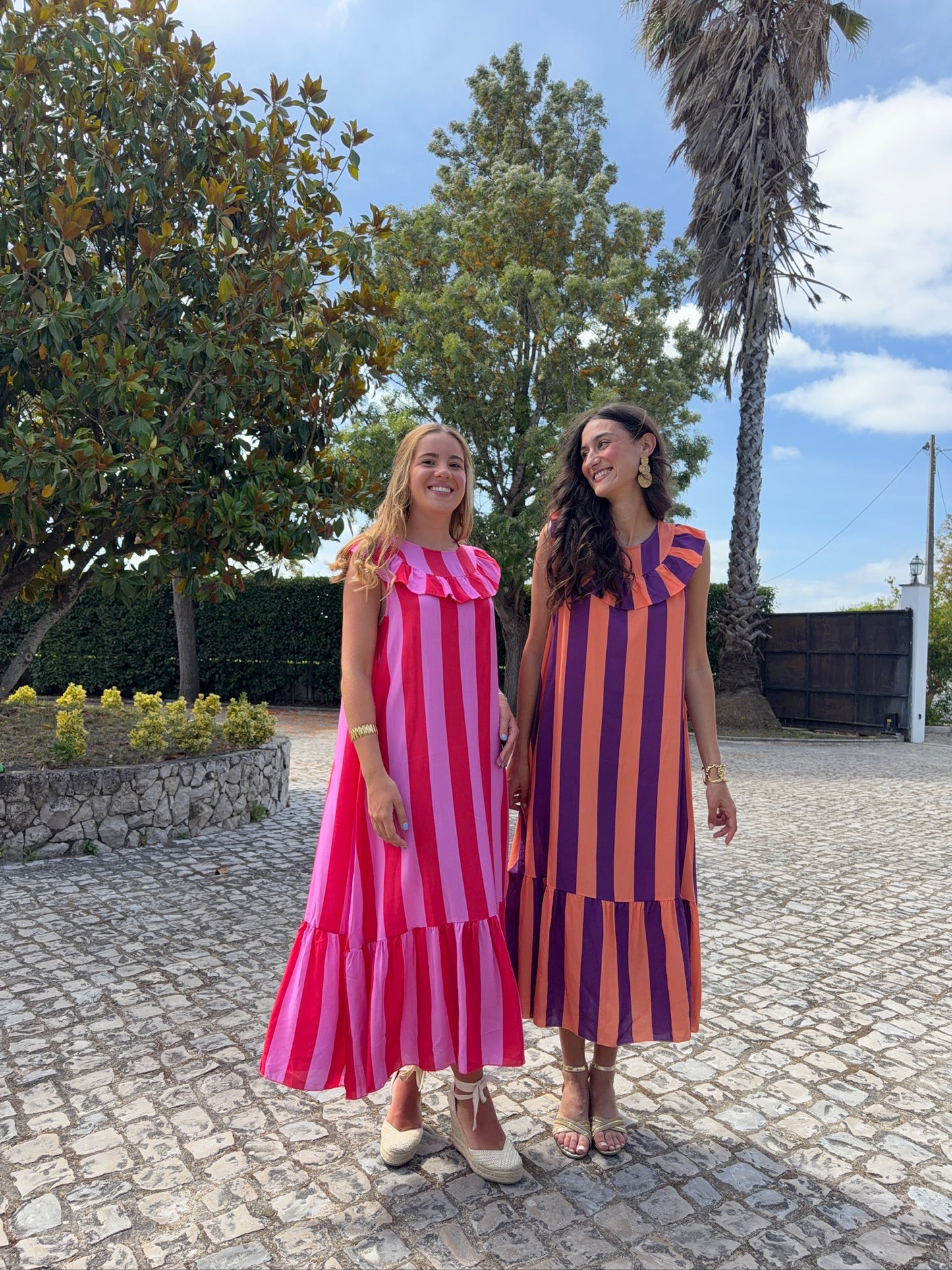 Vestido com Riscas e Folhos