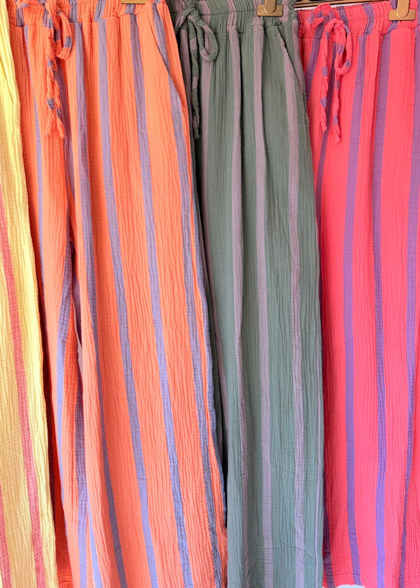 calcas femininas largas riscas kakau store