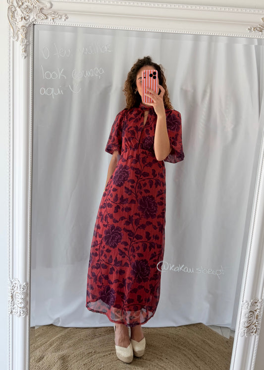 Vestido elegante com padrão floral e corte fluido