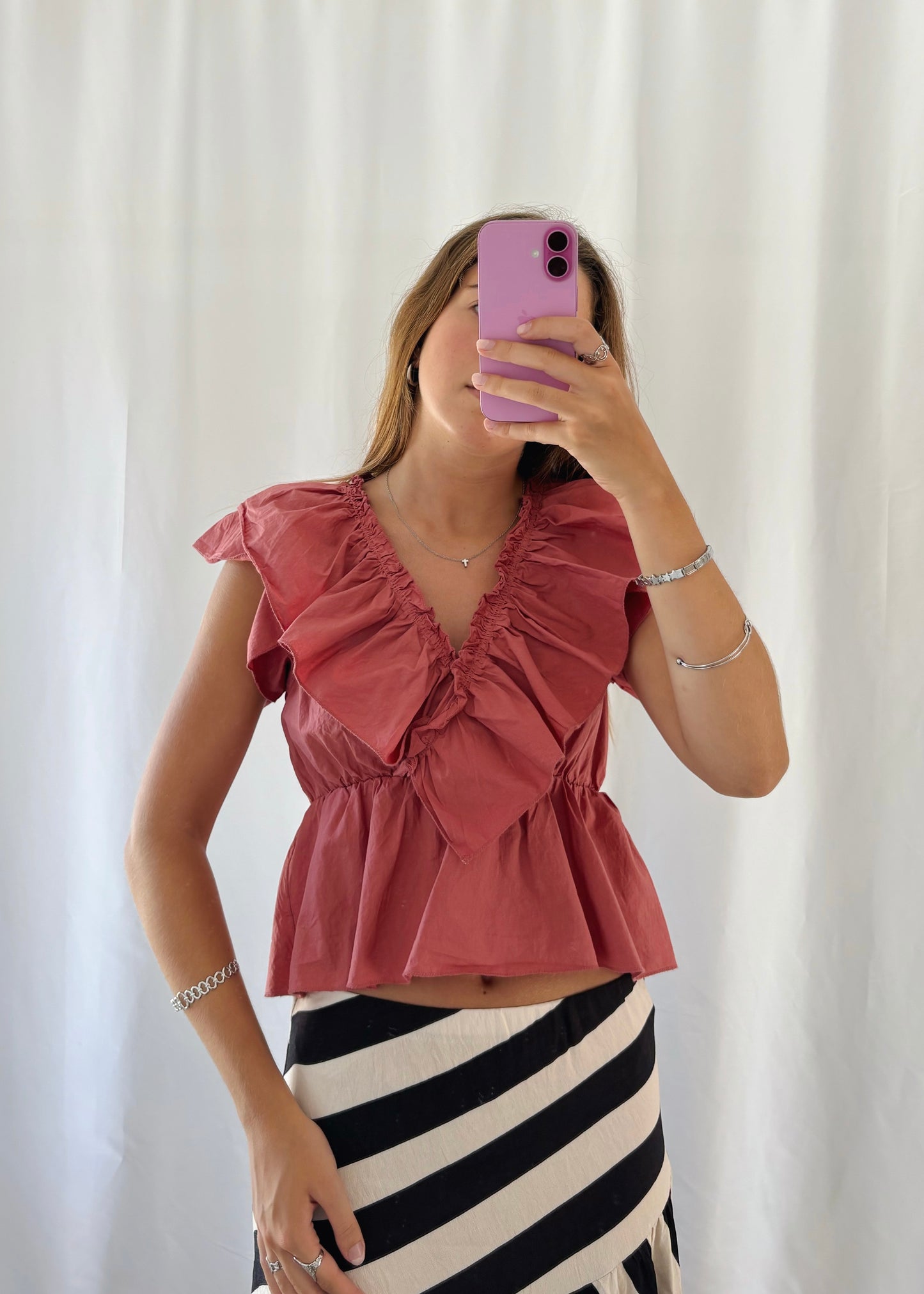 Blusa com Folhos e Decote em V