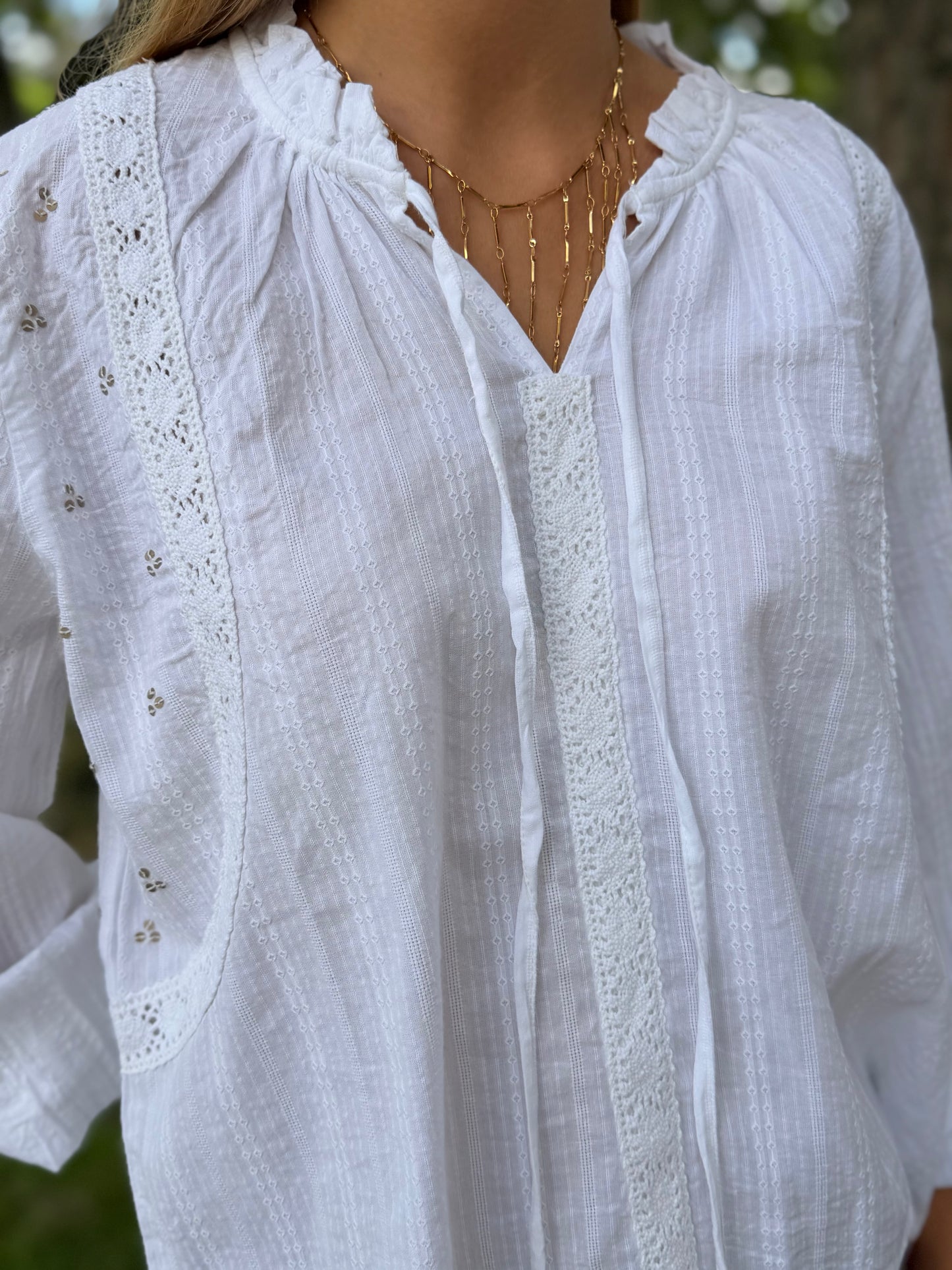 Blusa Branca com Detalhes