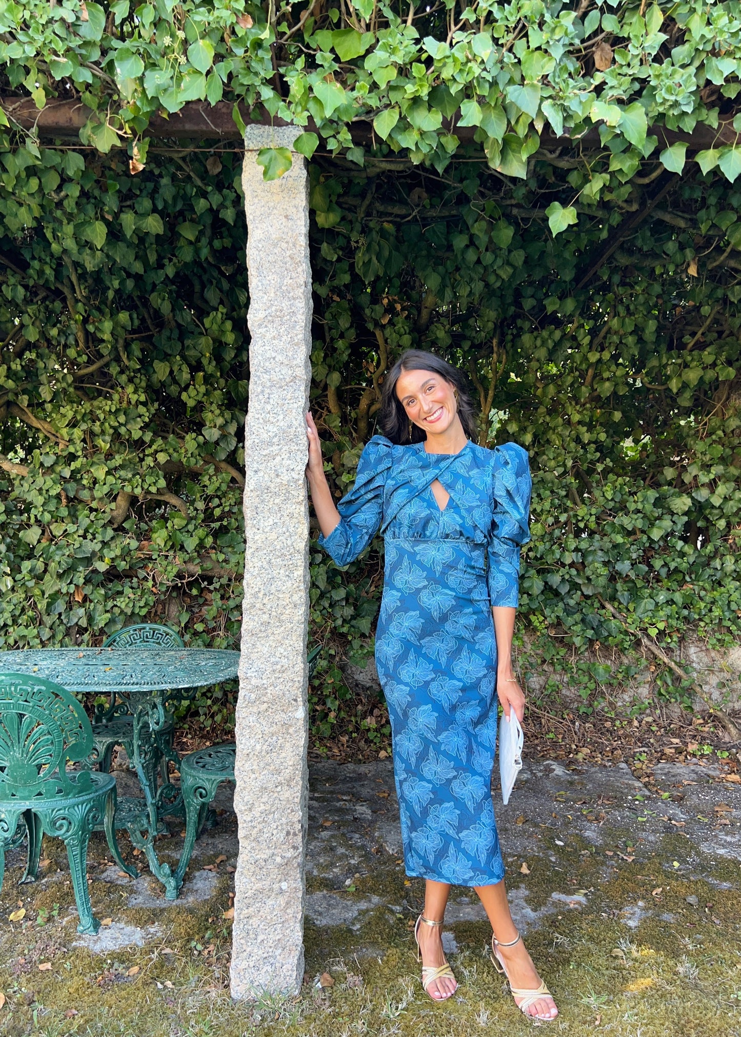 Vestido Midi Azul com Ombros Estruturados