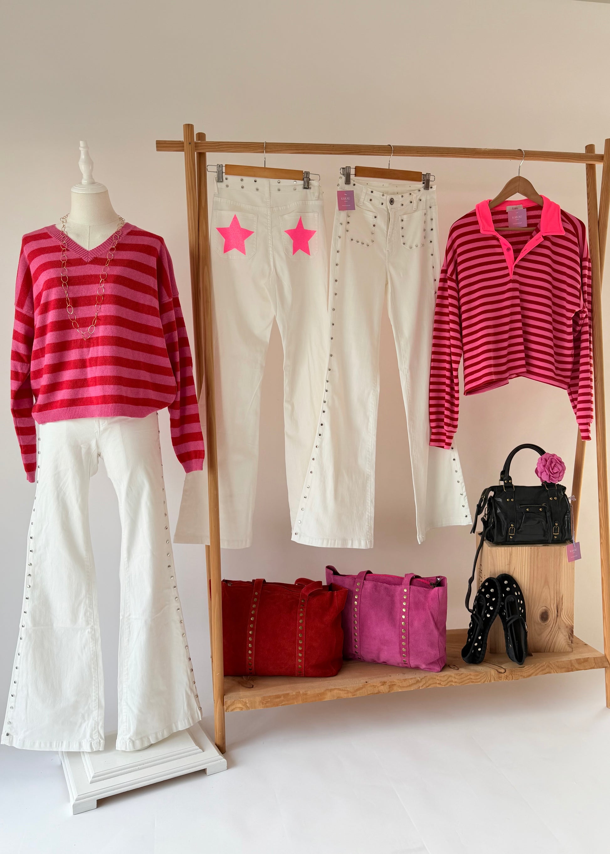 calcas de ganga brancas com tachas e estrelas rosa kakau store
