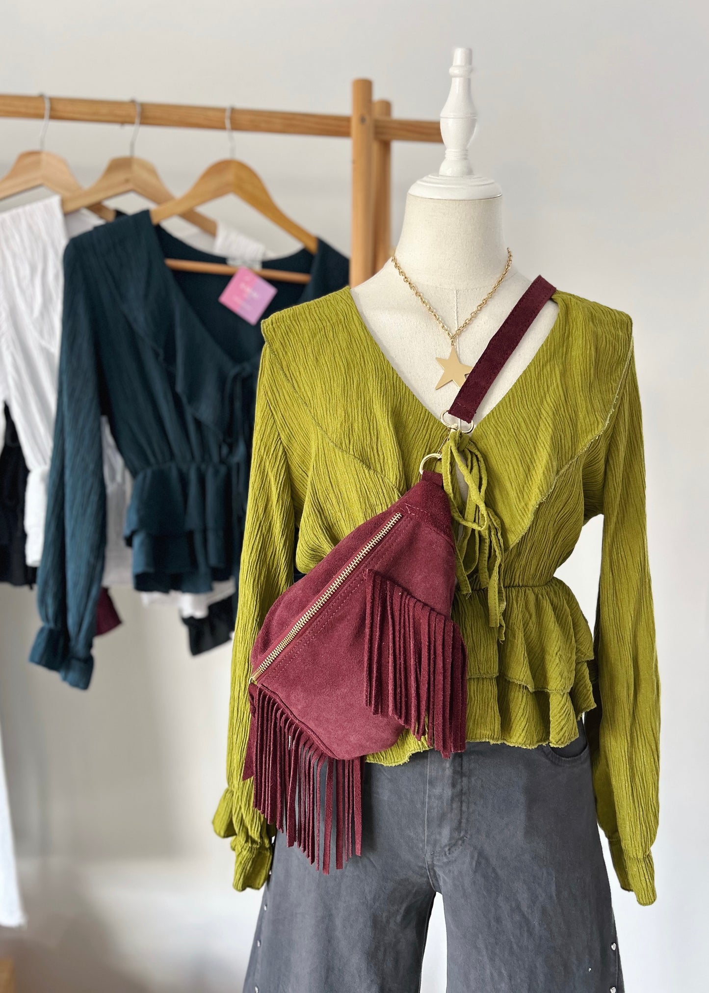 Blusa com Folhos e Atilhos