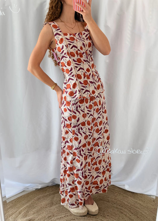 Conjunto elegante com padrão e corte ajustado