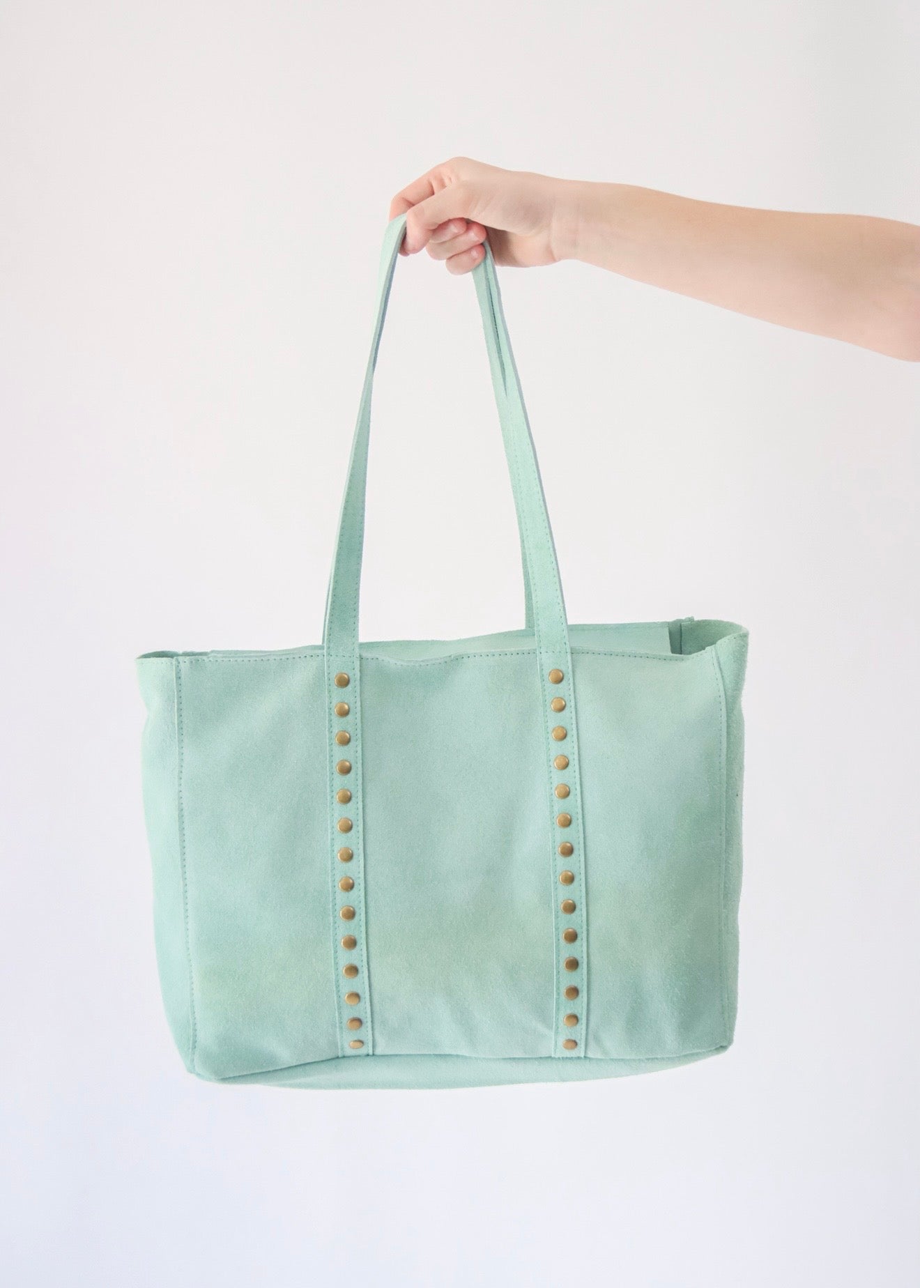 Mala de Ombro em Pele com Tachas e Fecho