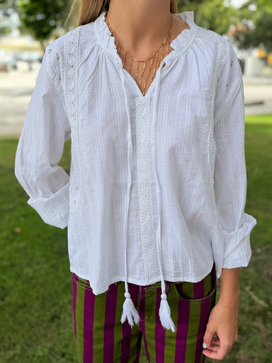 Blusa Branca com Detalhes