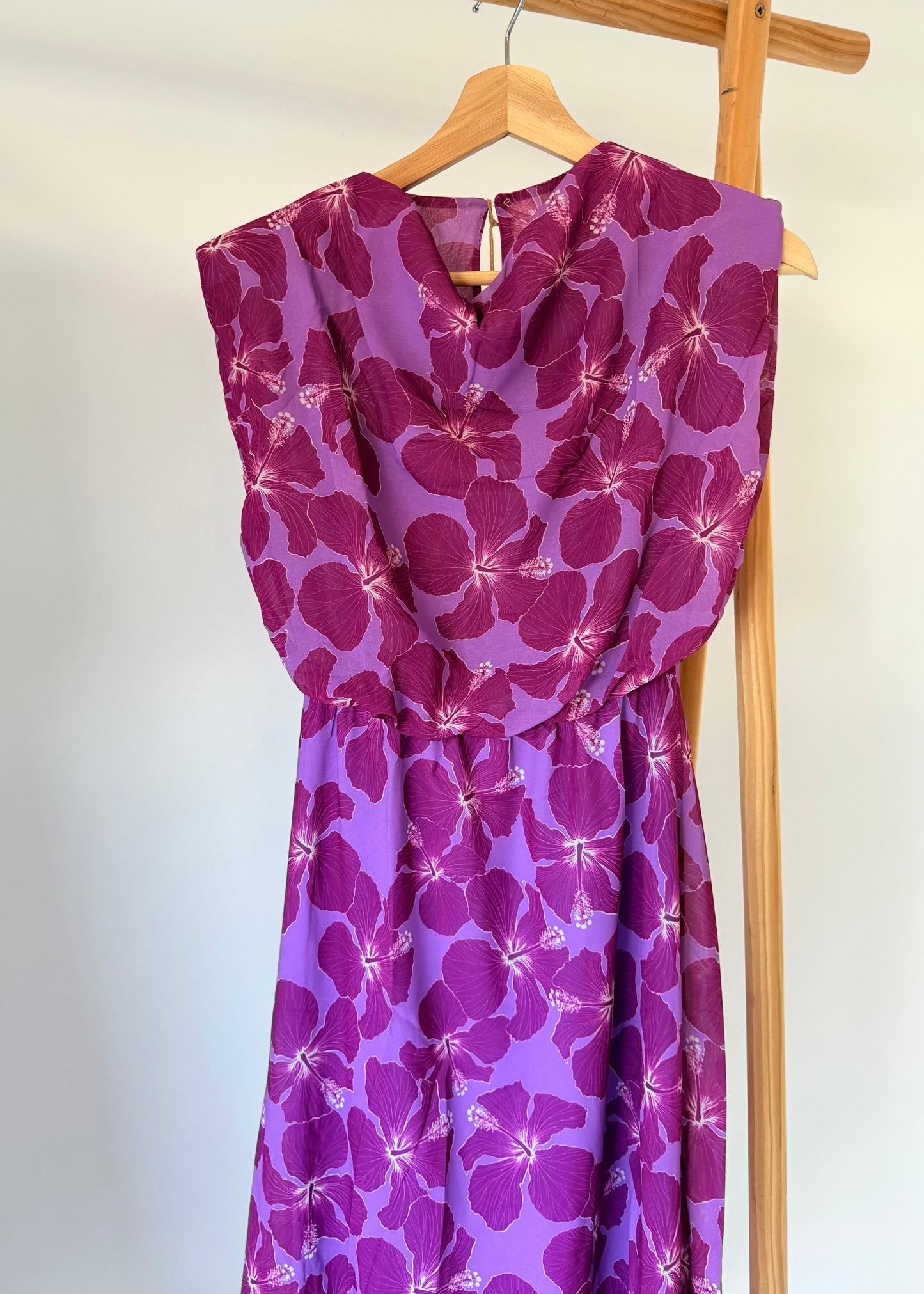 Vestido midi com decote drapeado