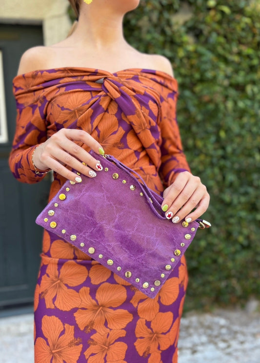Clutch com Tachas Douradas