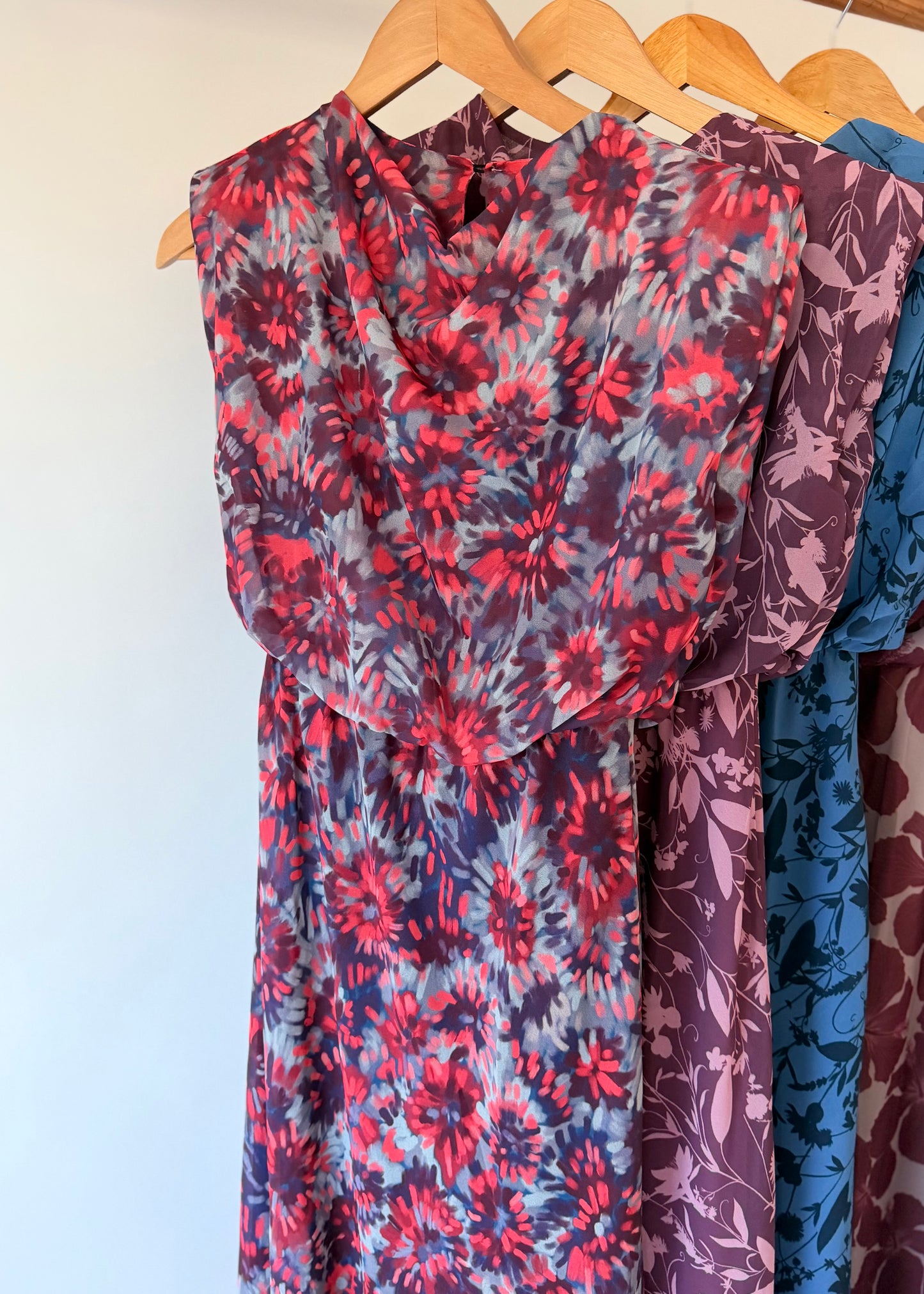Vestido midi com decote drapeado