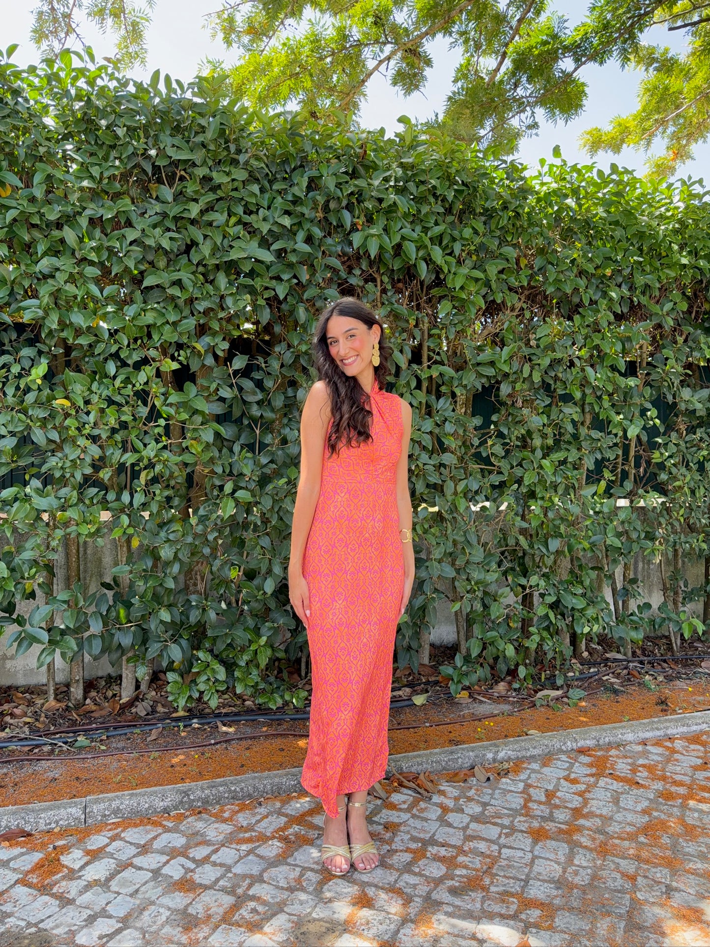 Vestido com Padrão e Decote Aberto