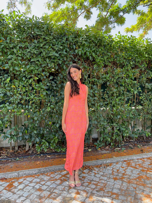 Vestido com Padrão e Decote Aberto