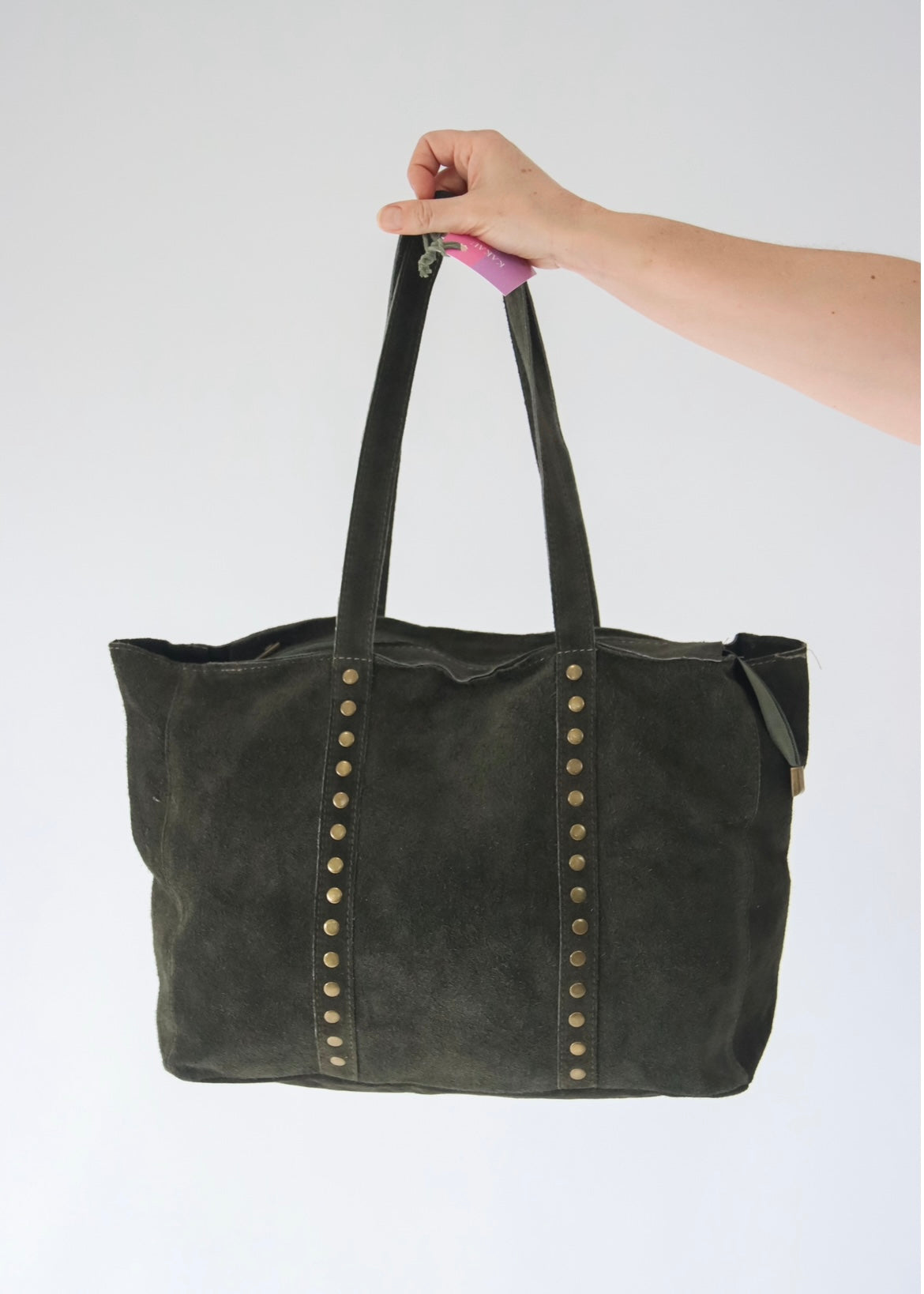 Mala de Ombro em Pele com Tachas e Fecho