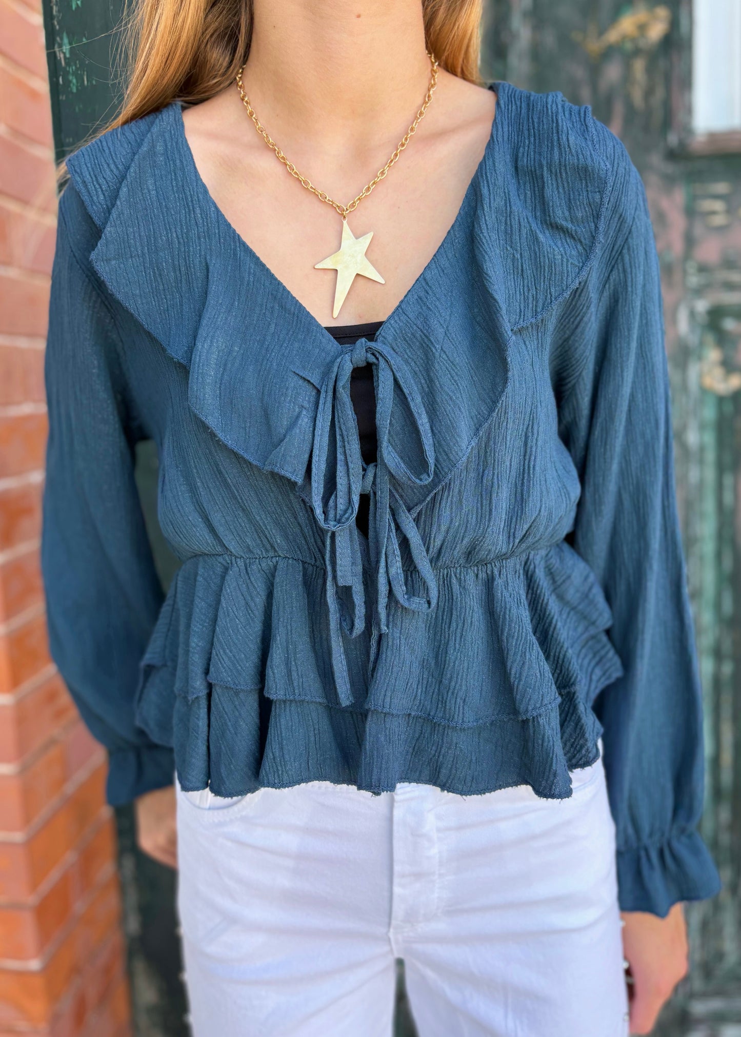 Blusa com Folhos e Atilhos