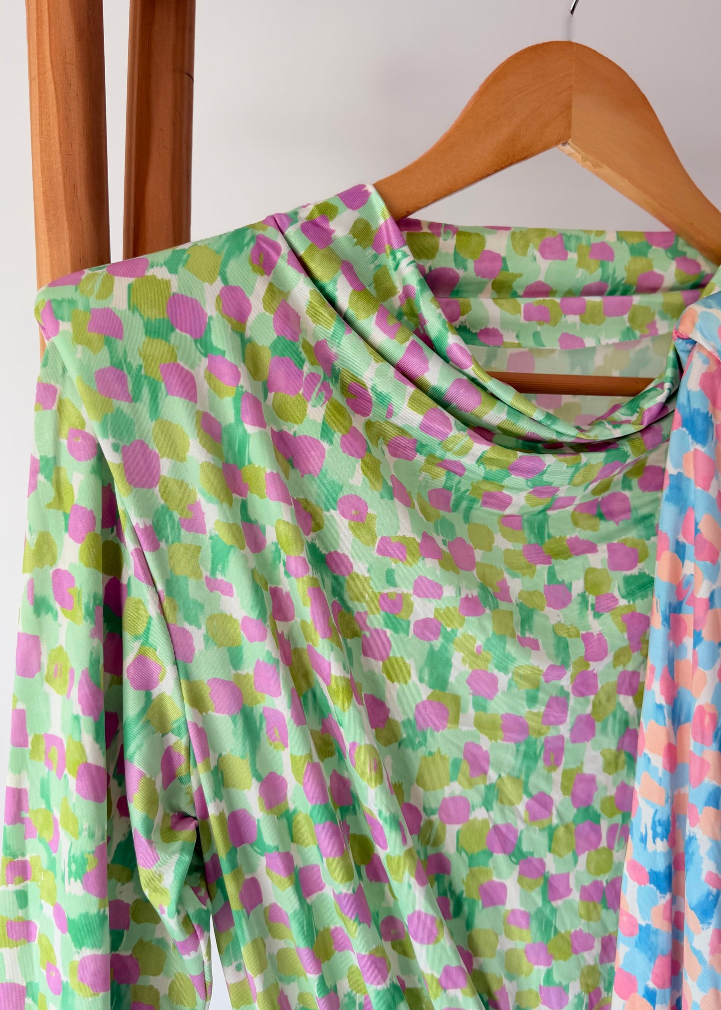 vestido com mangas e padrao kakau store