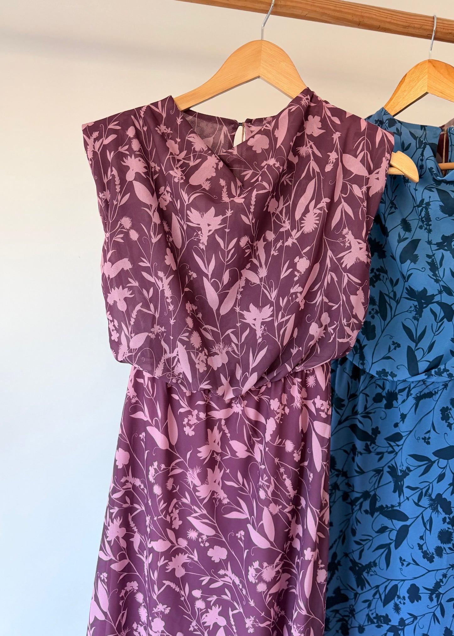 Vestido midi com decote drapeado
