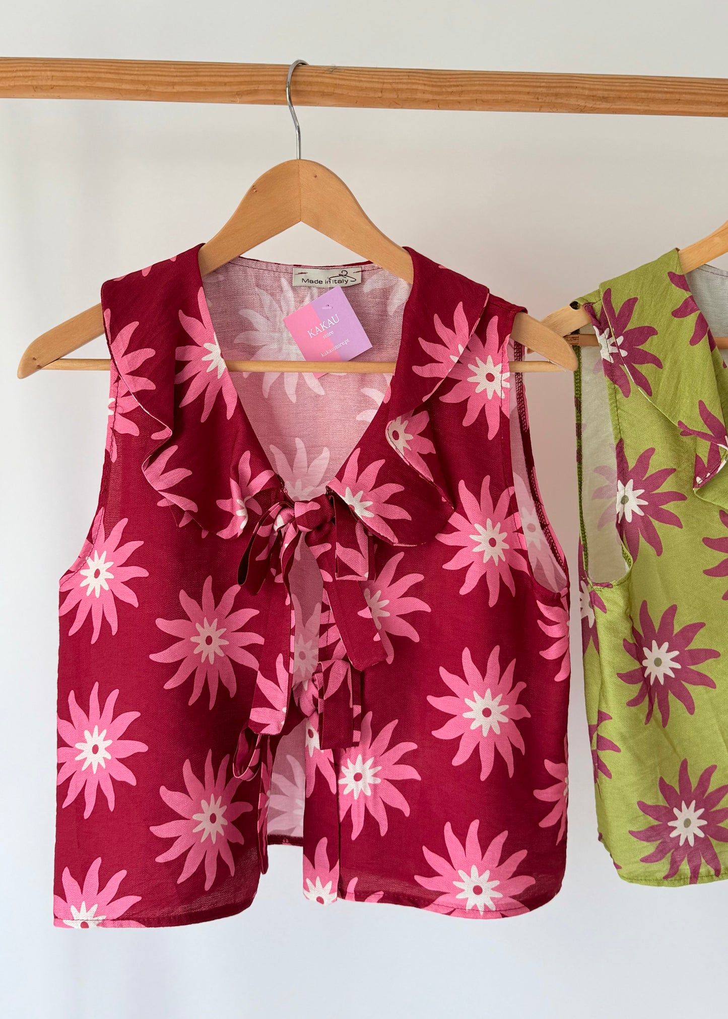 Colete com padrão floral, estilo casual