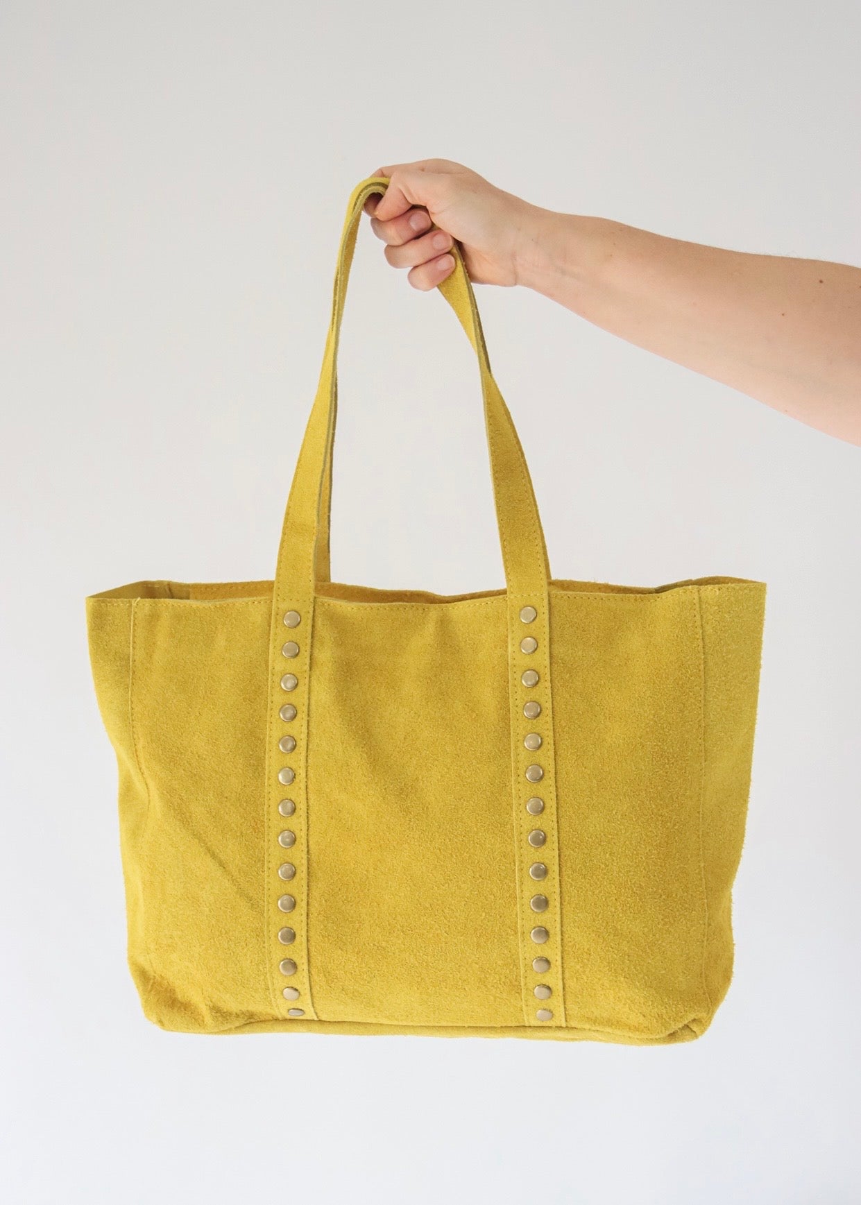 Mala de Ombro em Pele com Tachas e Fecho