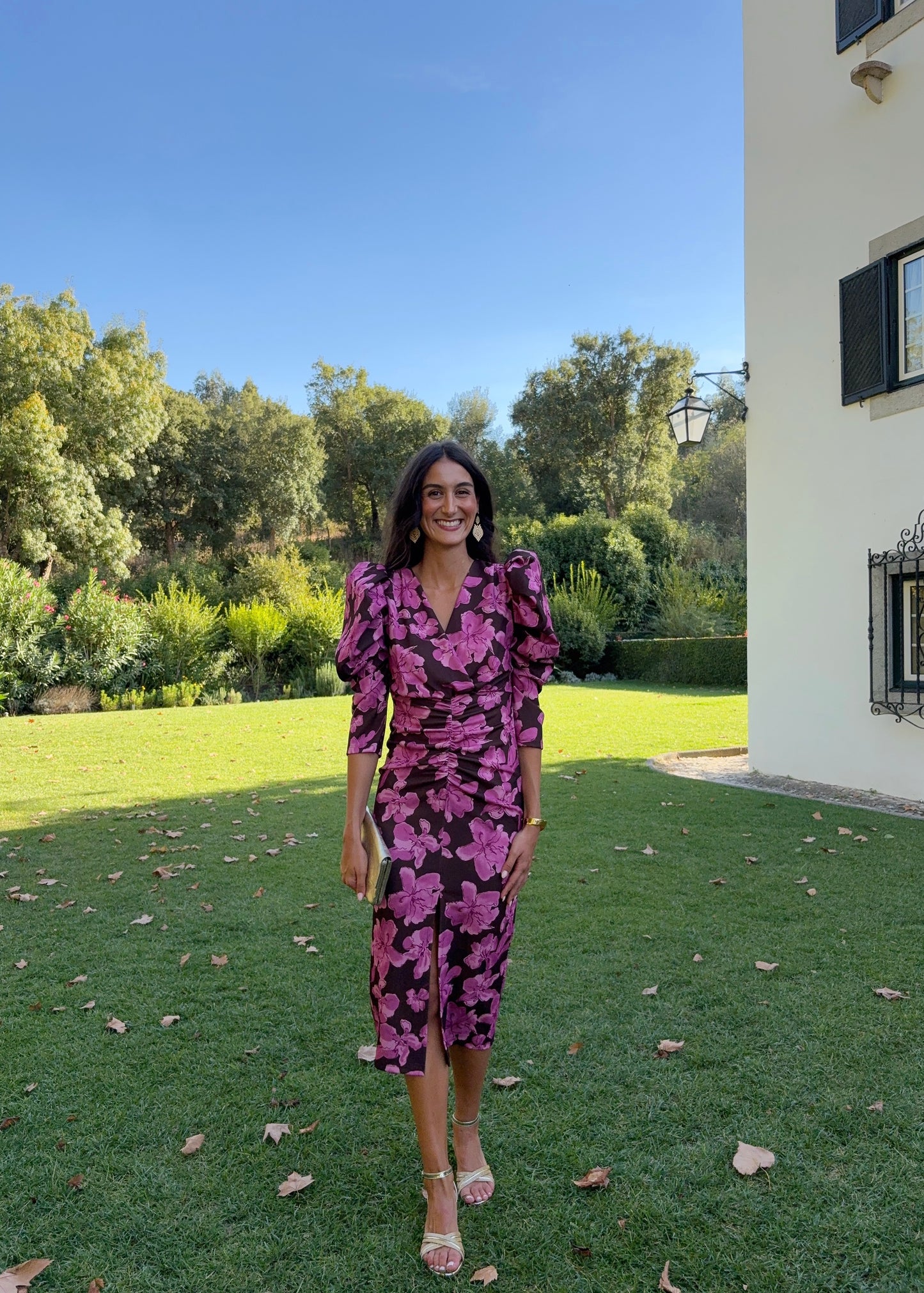 Vestido midi com mangas volumosas e franzidos