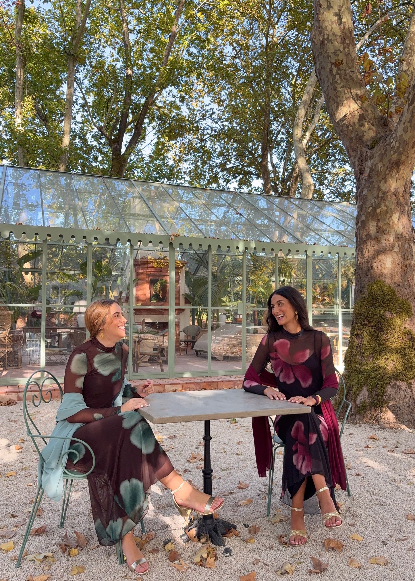 Vestido longo em tule com flores em destaque