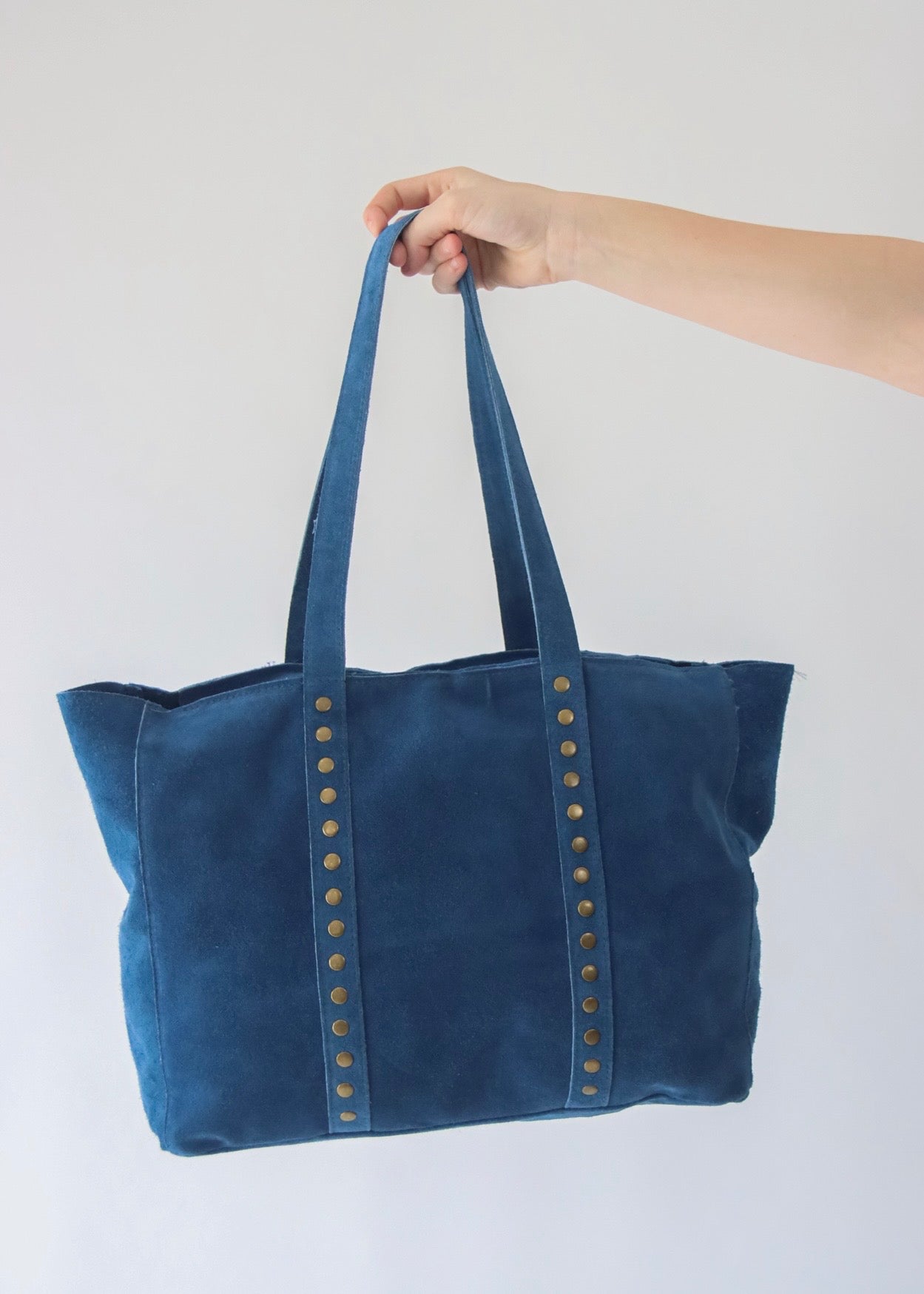 Mala de Ombro em Pele com Tachas e Fecho