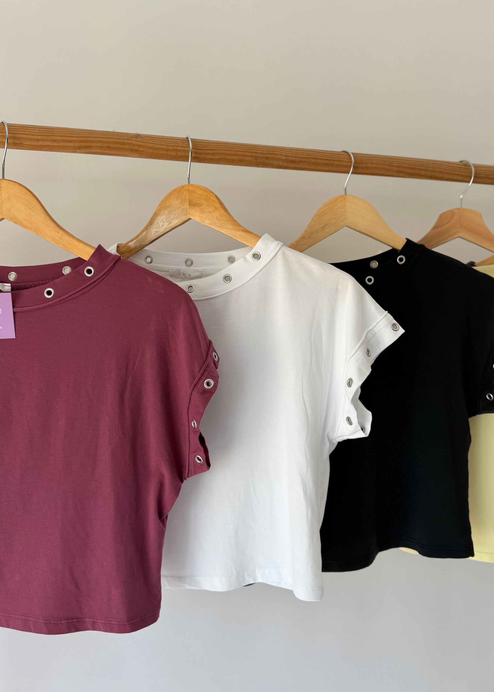 T-shirt com Tachas Abertas | XS ao S | Várias Cores