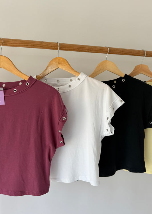 T-shirt com Tachas Abertas | XS ao S | Várias Cores