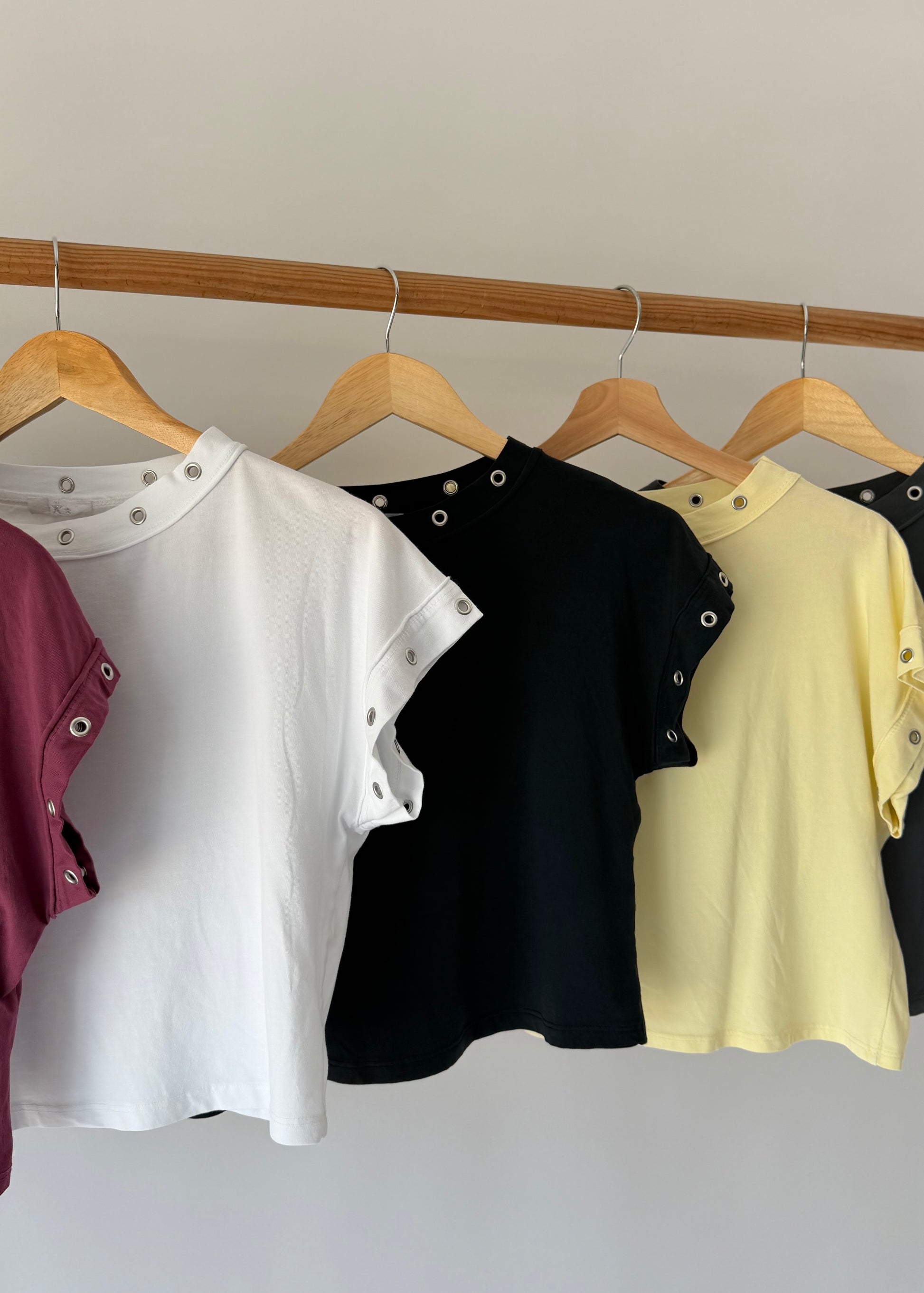 T-shirt com Tachas Abertas | XS ao S | Várias Cores