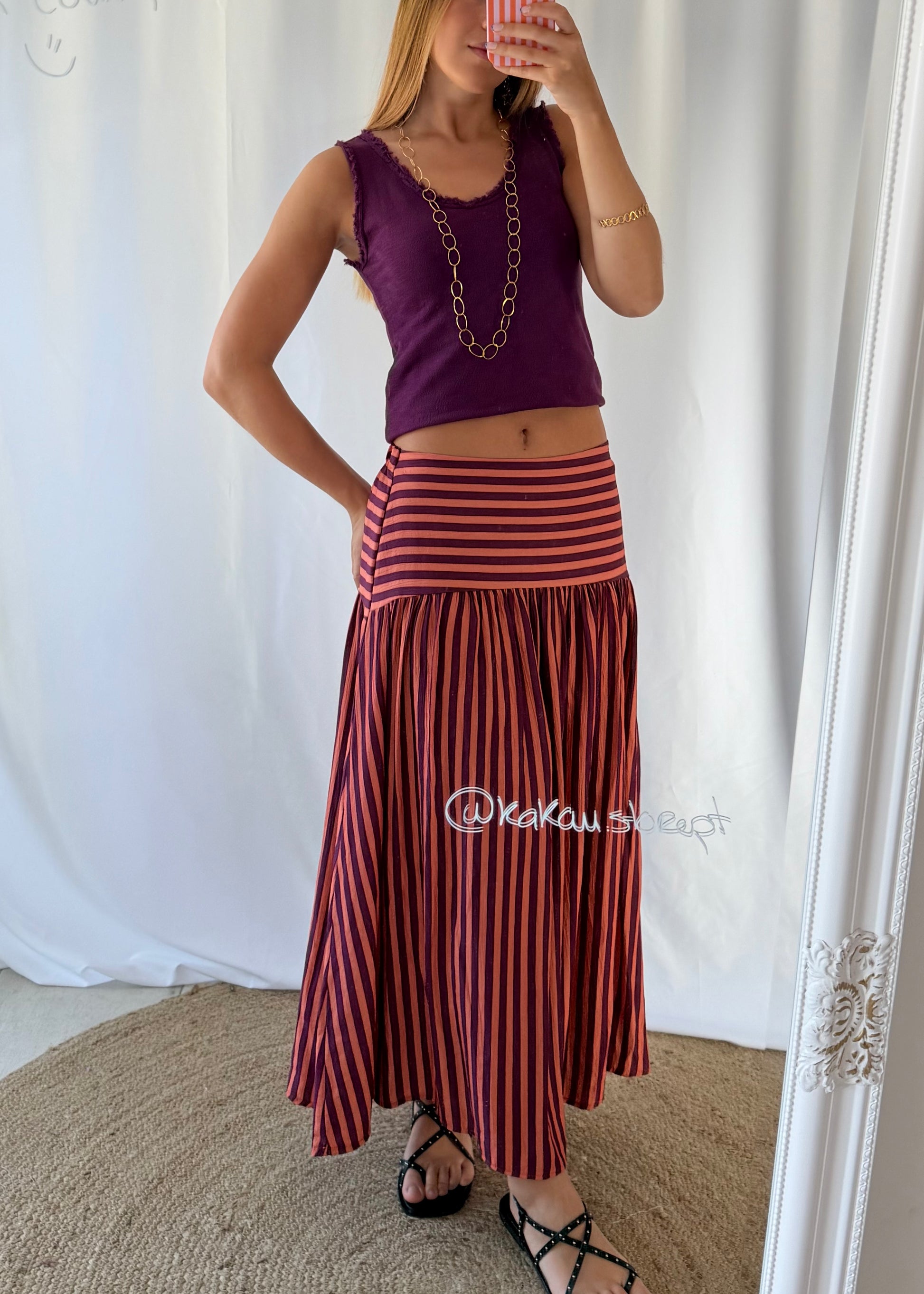 Saia com riscas, tamanho único, nas cores: Preto e Branco, Laranja e Bordô, Amarelo e Verde, Rosa e Castanho, estilo: casual e diferenciador, detalhes: padrão às riscas 