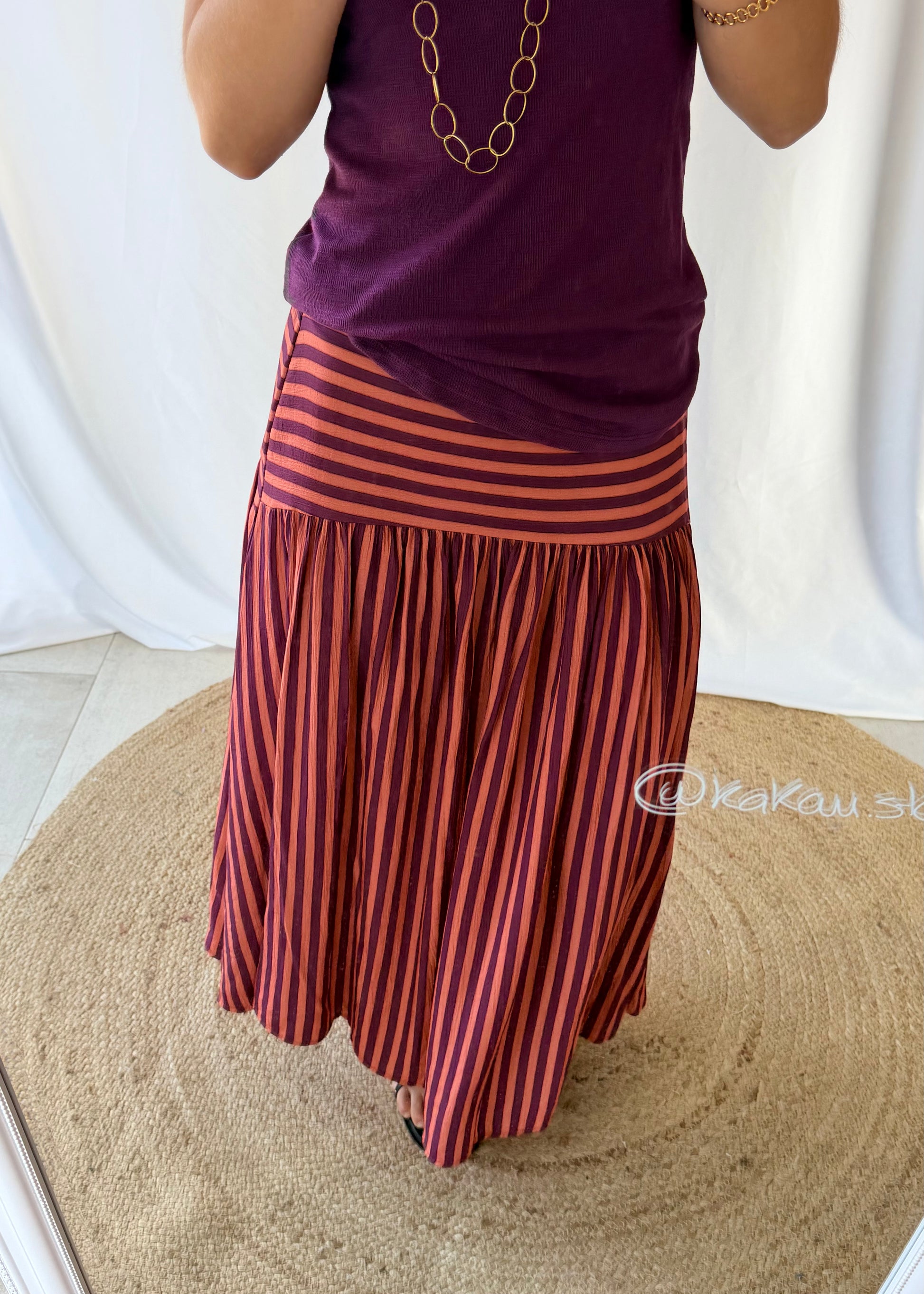 Saia com riscas, tamanho único, nas cores: Preto e Branco, Laranja e Bordô, Amarelo e Verde, Rosa e Castanho, estilo: casual e diferenciador, detalhes: padrão às riscas 